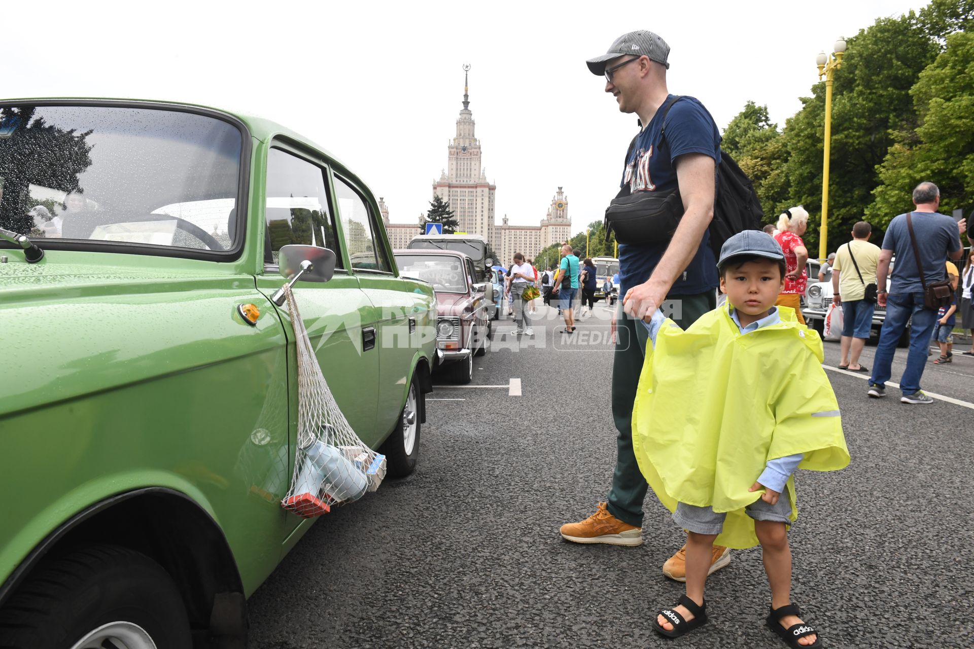 Москва. Посетители  на Воробьевых горах во время фестиваля `Ретрорейс` в рамках празднования Дня московского транспорта.