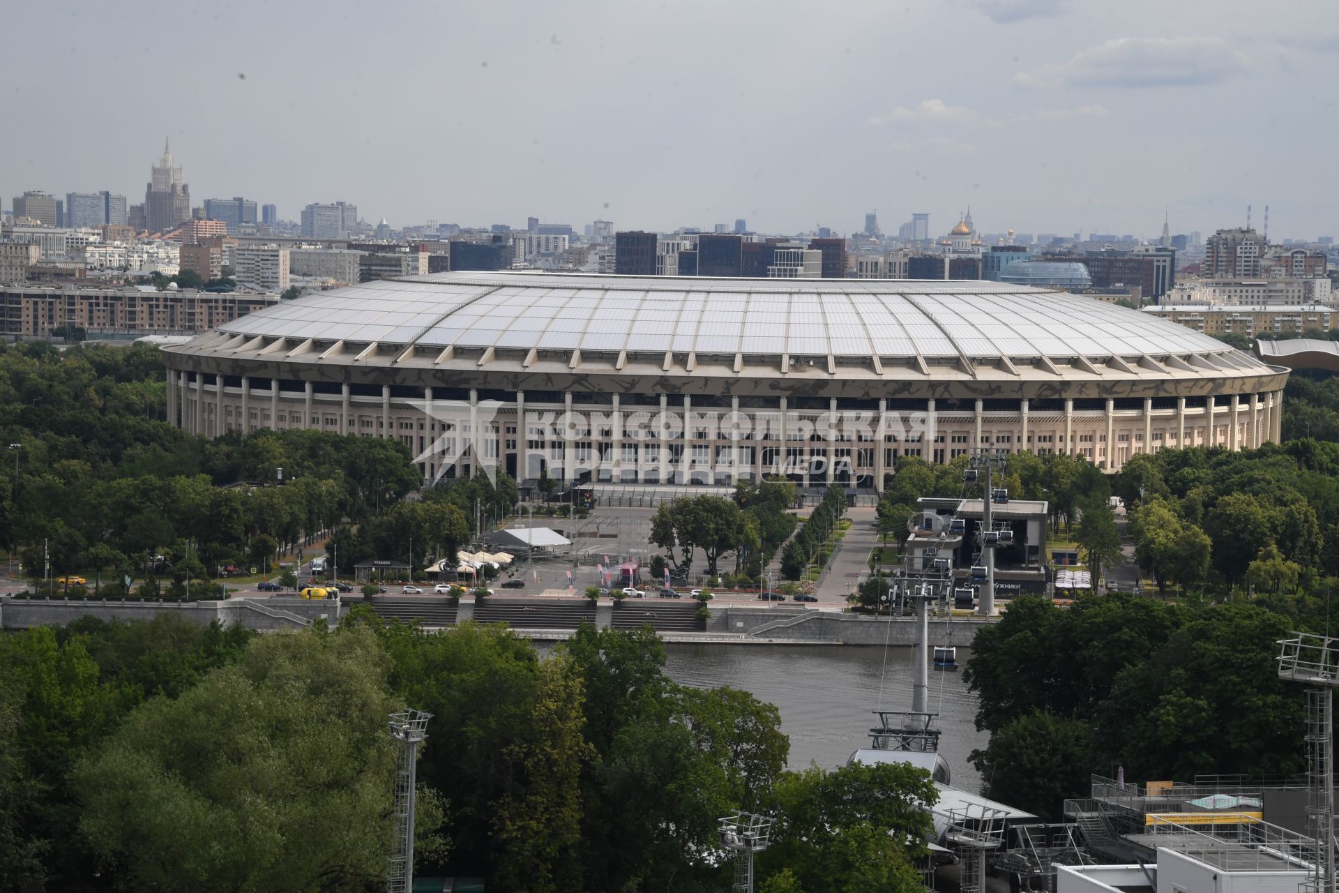 Москва.  Вид на стадион Лужники со смотровой площадки на Воробьевых горах.