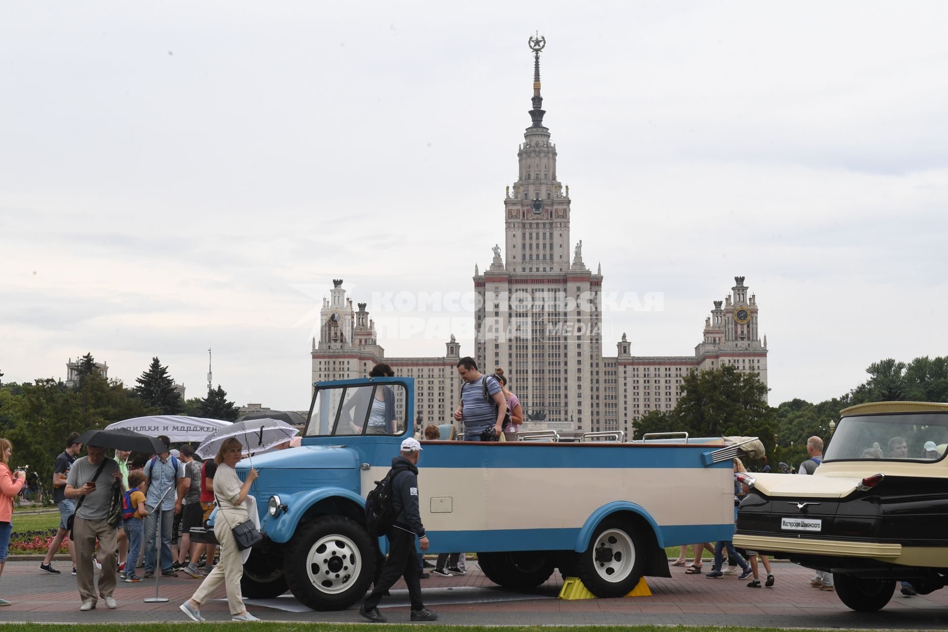 Москва. Ретроавтобус `РИЦА` на Воробьевых горах во время фестиваля `Ретрорейс` в рамках празднования Дня московского транспорта.