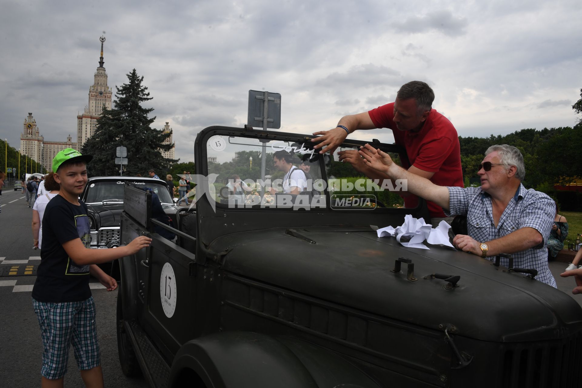 Москва. Ретроавтомобиль на Воробьевых горах во время фестиваля `Ретрорейс` в рамках празднования Дня московского транспорта.