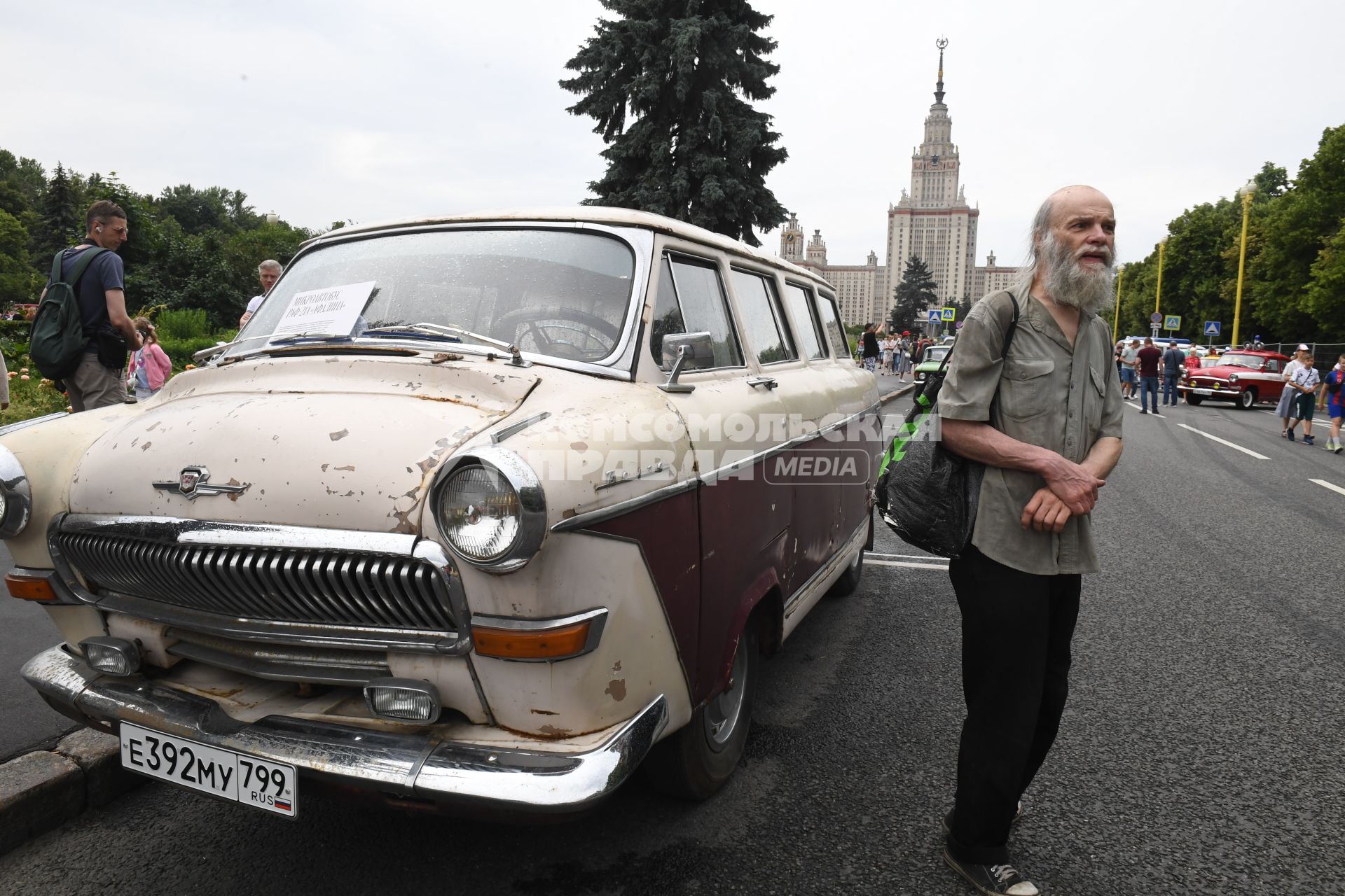 Москва. Посетители  на Воробьевых горах во время фестиваля `Ретрорейс` в рамках празднования Дня московского транспорта.