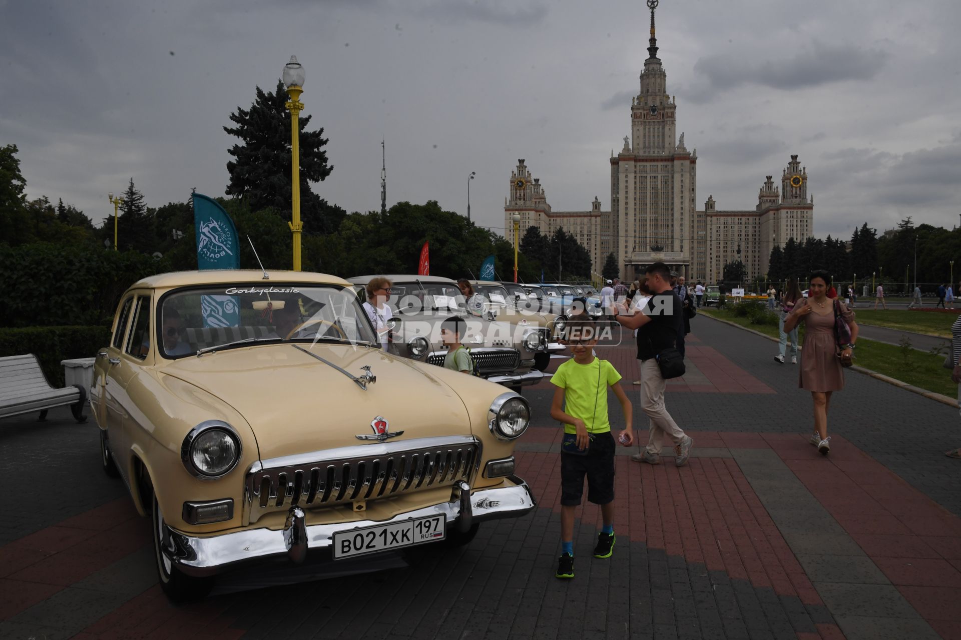 Москва. Мальчик у ретроавтомобиля `Волга ГАЗ`  на Воробьевых горах во время фестиваля `Ретрорейс` в рамках празднования Дня московского транспорта.