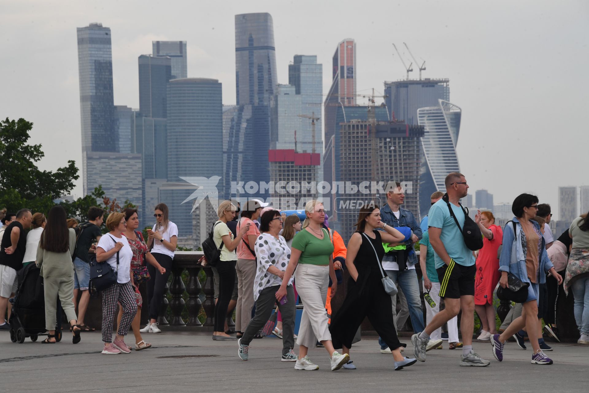 Москва. Посетители  на смотровой площадке на Воробьевых горах.