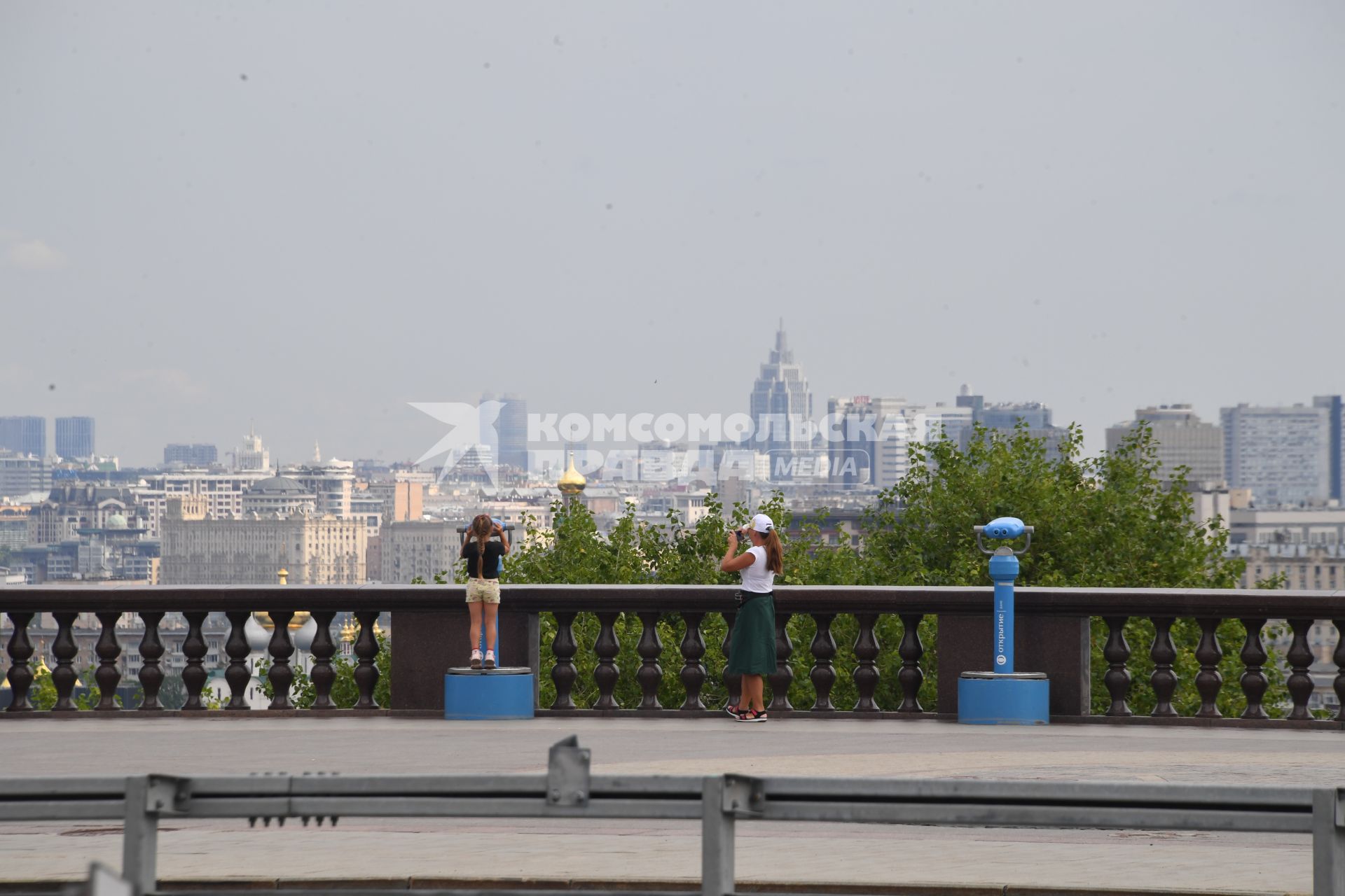 Москва.  На смотровой площадке  на Воробьевых горах.