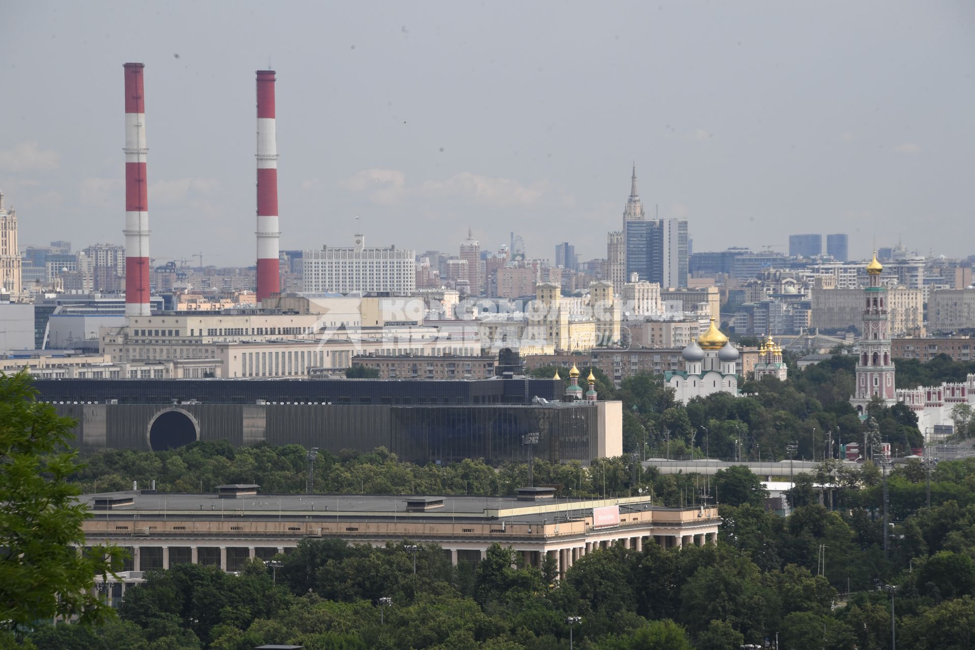 Москва.  Панорама города со смотровой площадки на Воробьевых горах.
