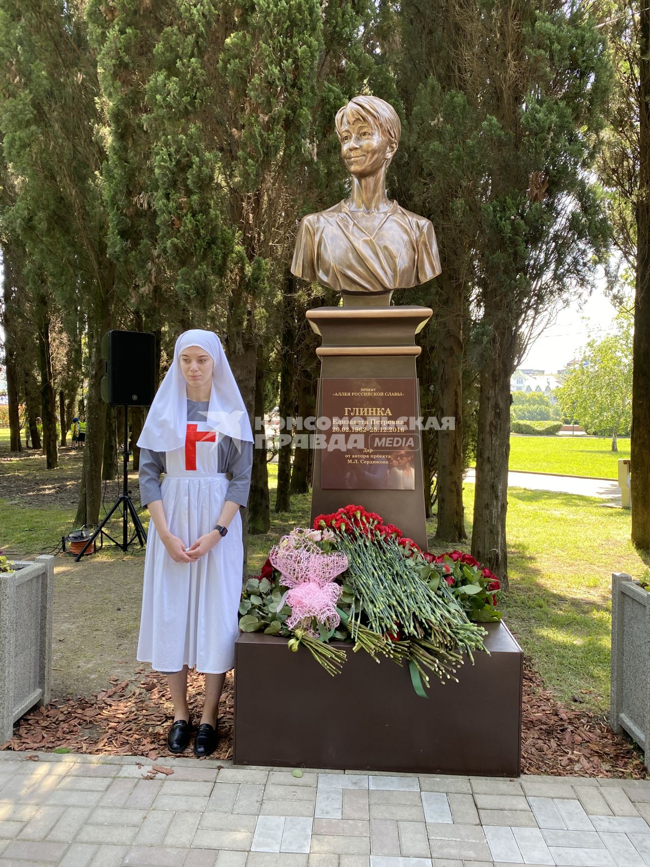 Сочи. Церемония открытия памятнику Елизавете Глинке (доктору Лизе), погибшей в авиакатастрофе над Черным морем 25 декабря 2016 года.