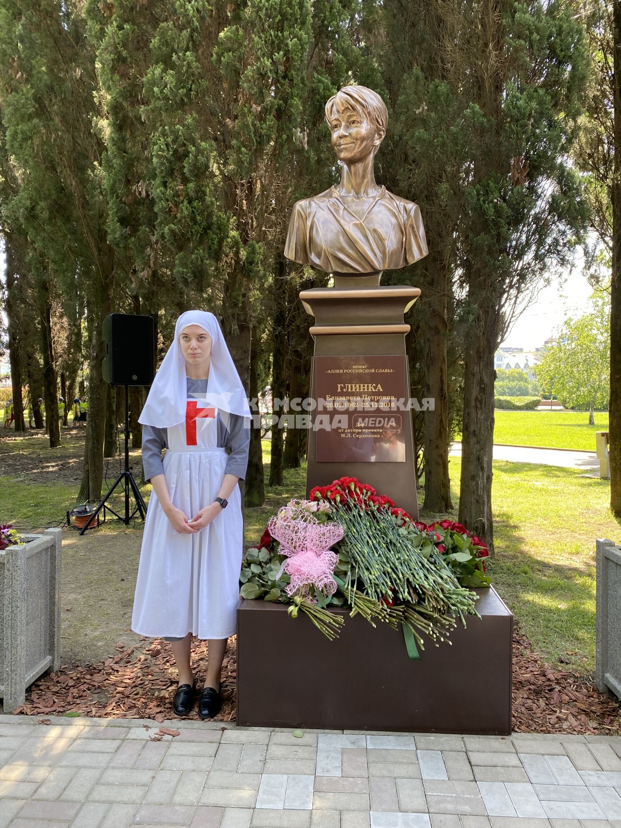 Сочи. Церемония открытия памятнику Елизавете Глинке (доктору Лизе), погибшей в авиакатастрофе над Черным морем 25 декабря 2016 года.