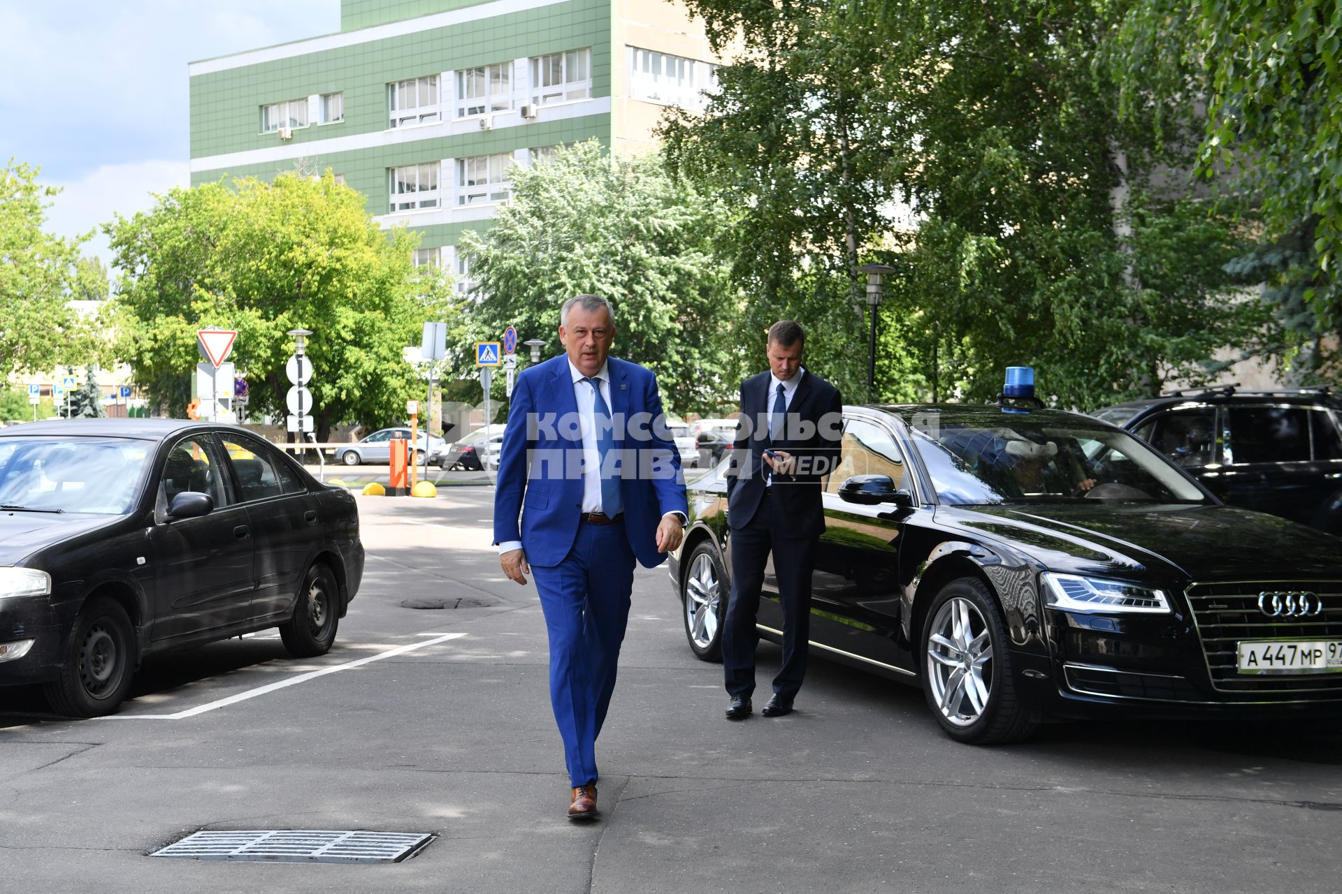 Москва. Губернатор Ленинградской области Александр Дрозденко (слева) у редакции `Комсомольская правда`.