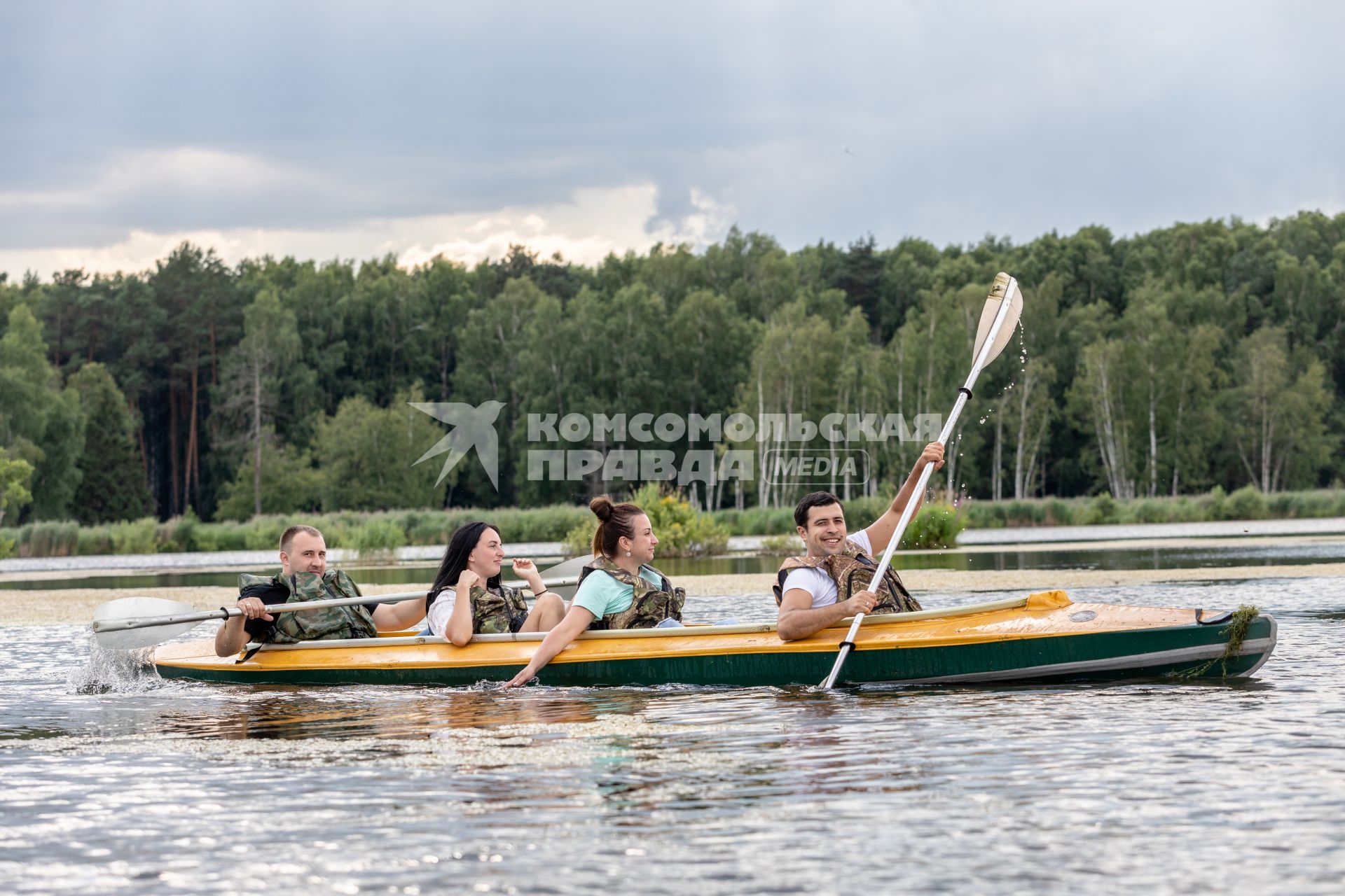 Москва. Отдыхающие во время сплава на байдарках по Верхнеяузскому водно-болотному комплексу в национальном парке `Лосиный остров`.