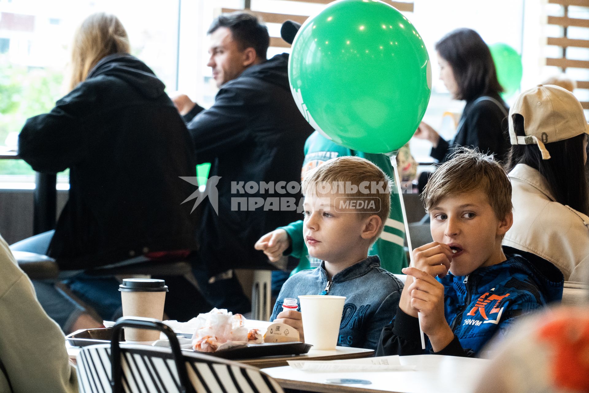 Владивосток.  Посетители   в ресторане сети быстрого питания `Вкусно и точка`.