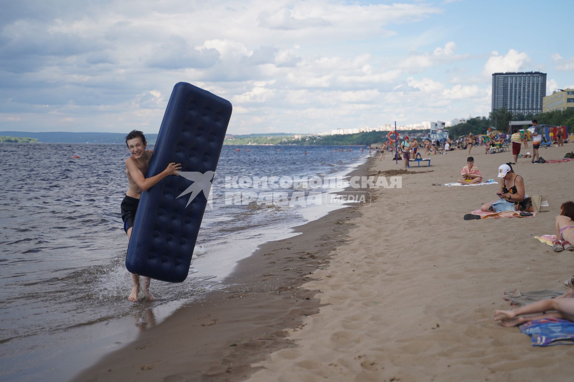 Самара. Жители отдыхают на городском пляже на берегу Волги.