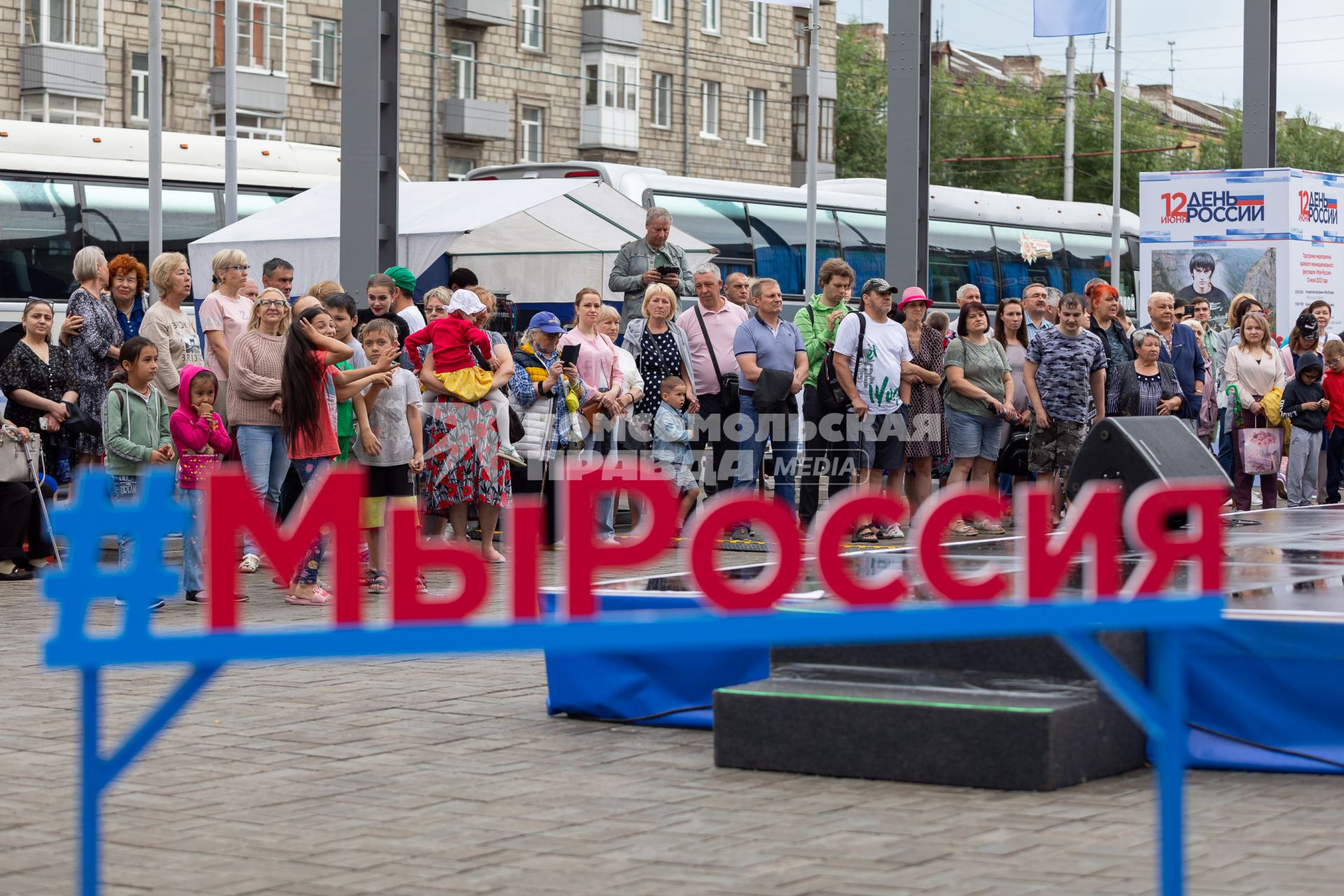 Красноярск. Зрители на концерте во время празднования Дня России в Доме дружбы народов.