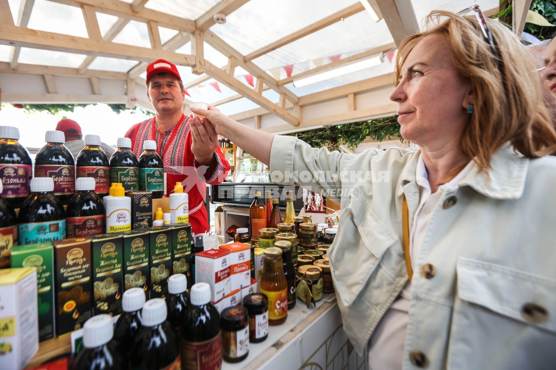 Москва.  Покупатели на гастрономическом фестивале `Вкусы России` в Парке Горького.