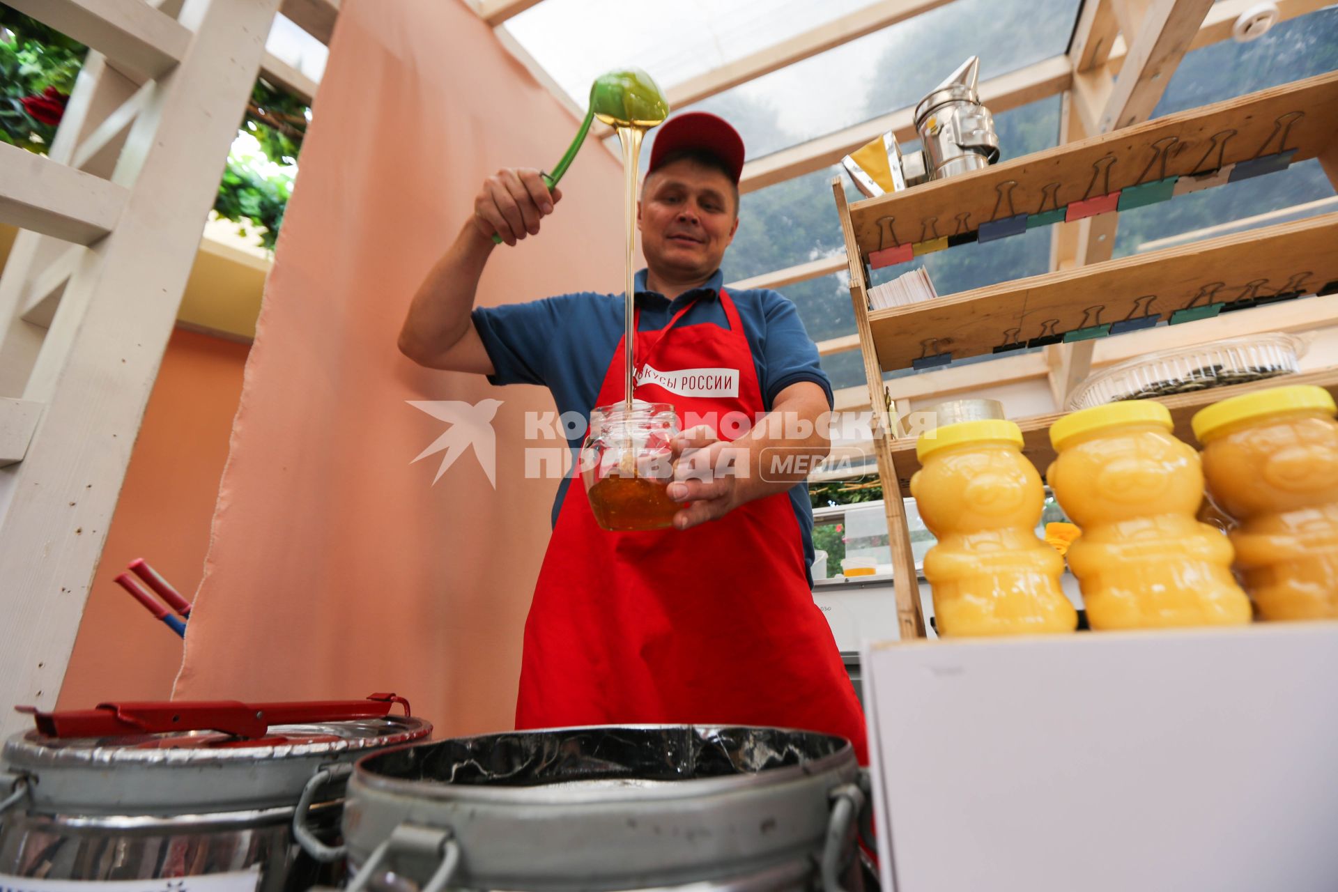 Москва.  Продажа  меда на гастрономическом фестивале `Вкусы России` в Парке Горького.