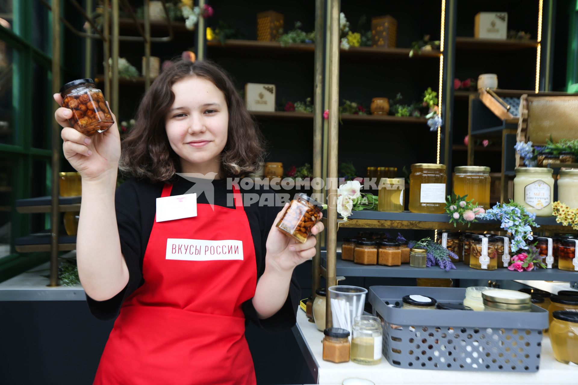 Москва. Торговля  на гастрономическом фестивале `Вкусы России` на Тверской улице.