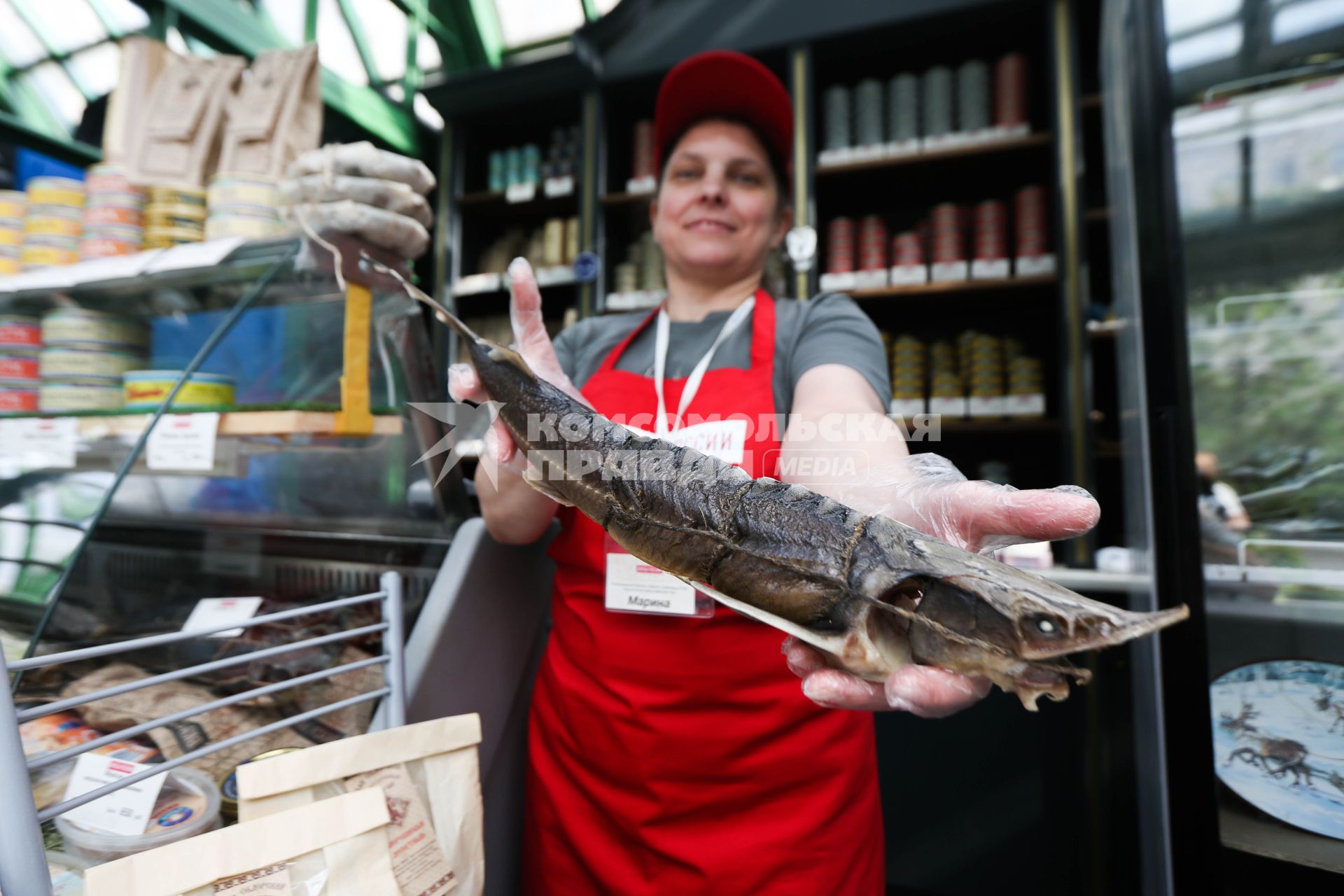 Москва. Торговля на гастрономическом фестивале `Вкусы России` на Тверской улице.