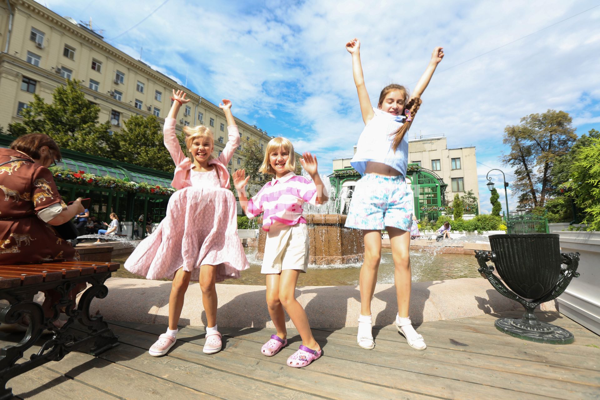 Москва. Дети играют у фонтана на гастрономическом фестивале `Вкусы России` на Тверской улице.