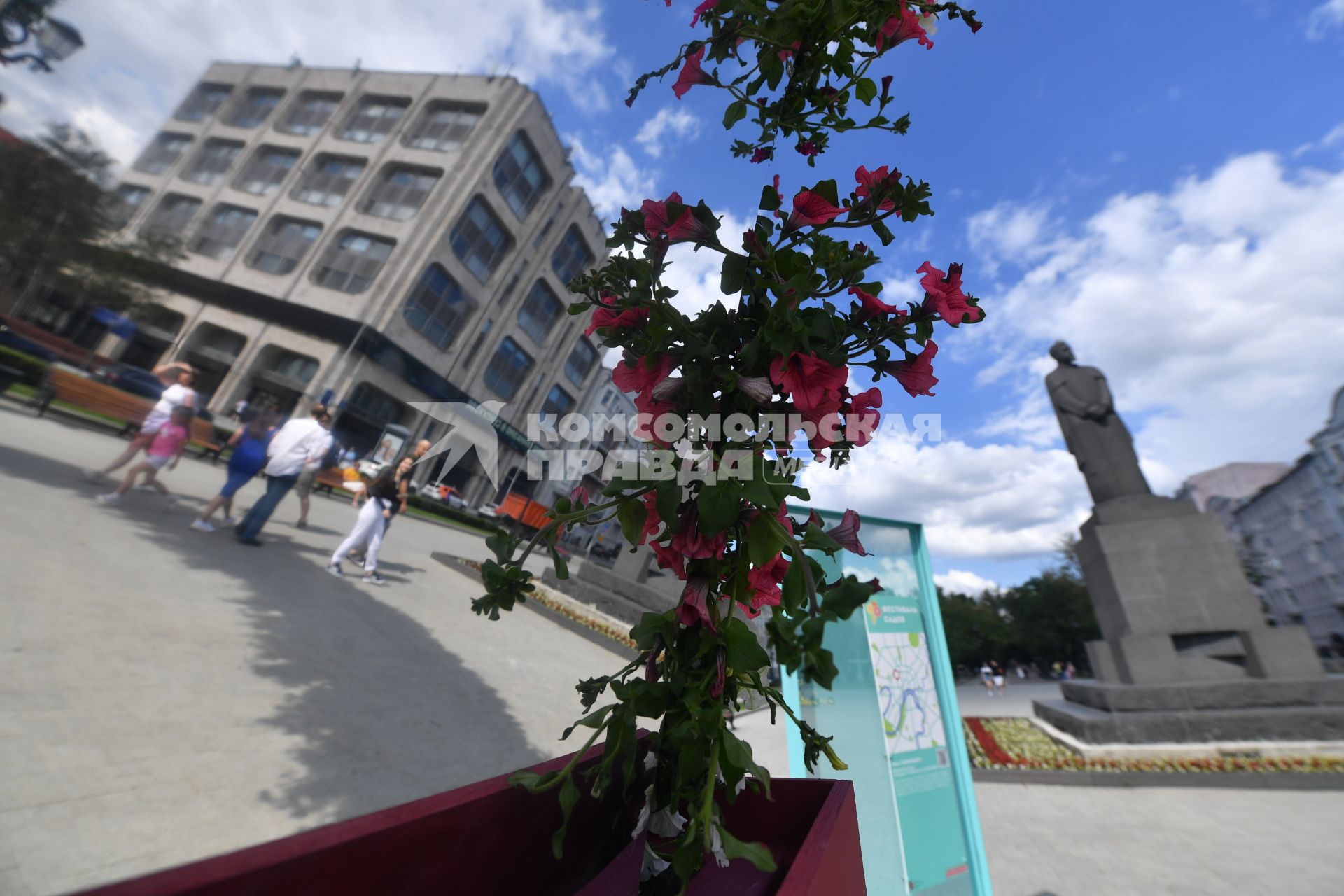 Москва.   Вид на памятник Тимирязеву на  площади Никитских ворот, где проходит  фестиваль \"Цветочный джем: тропическое лето\" .