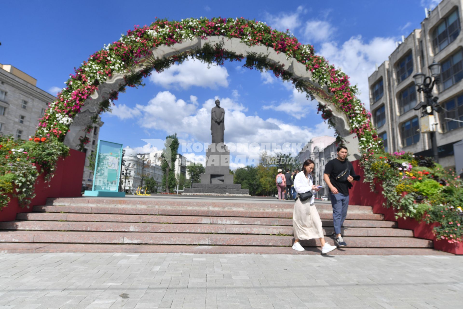 Москва.   Вид на памятник Тимирязеву на  площади Никитских ворот, где проходит  фестиваль \"Цветочный джем: тропическое лето\" .