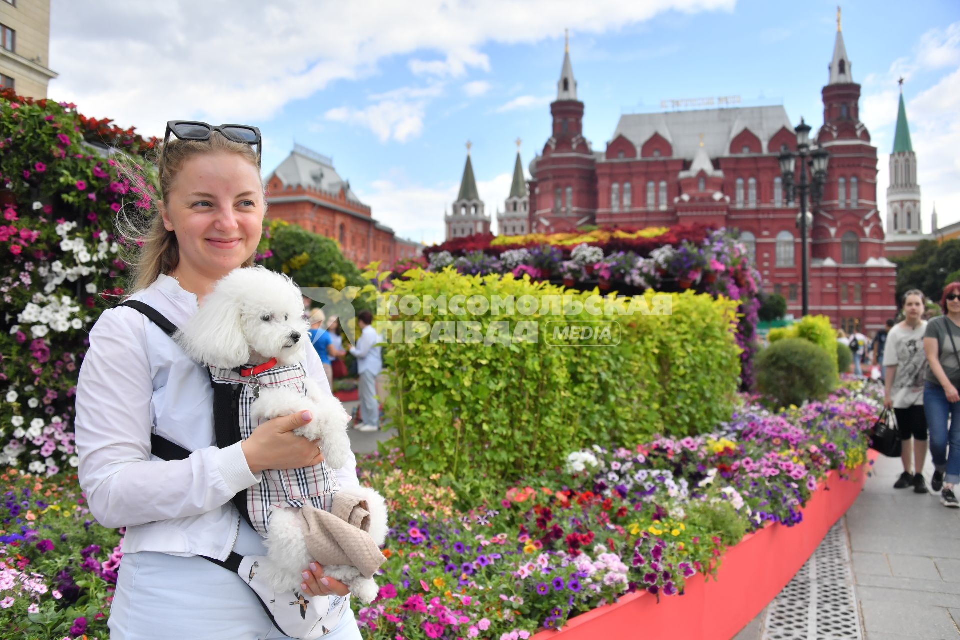 Москва.  Посетители   во время фестиваля \"Цветочный джем: тропическое лето\" на Манежной площади.