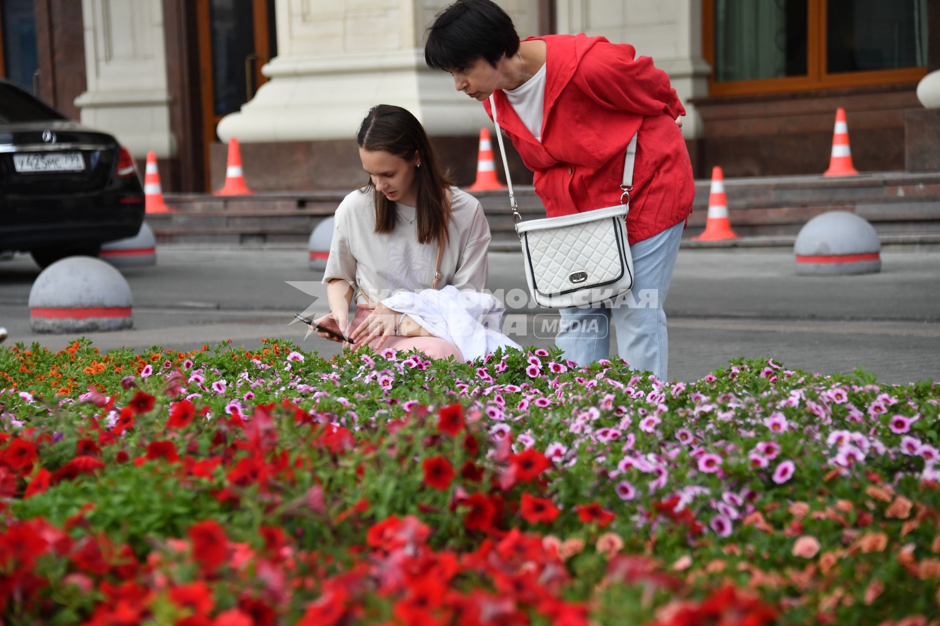 Москва.  Посетители   во время фестиваля \"Цветочный джем: тропическое лето\" на Манежной площади.