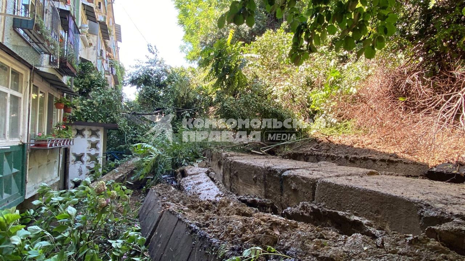 Сочи. По улице Цюрупы в районе дома №13 рухнула подпорная стены из-за схода селя. Повреждён газопровод.