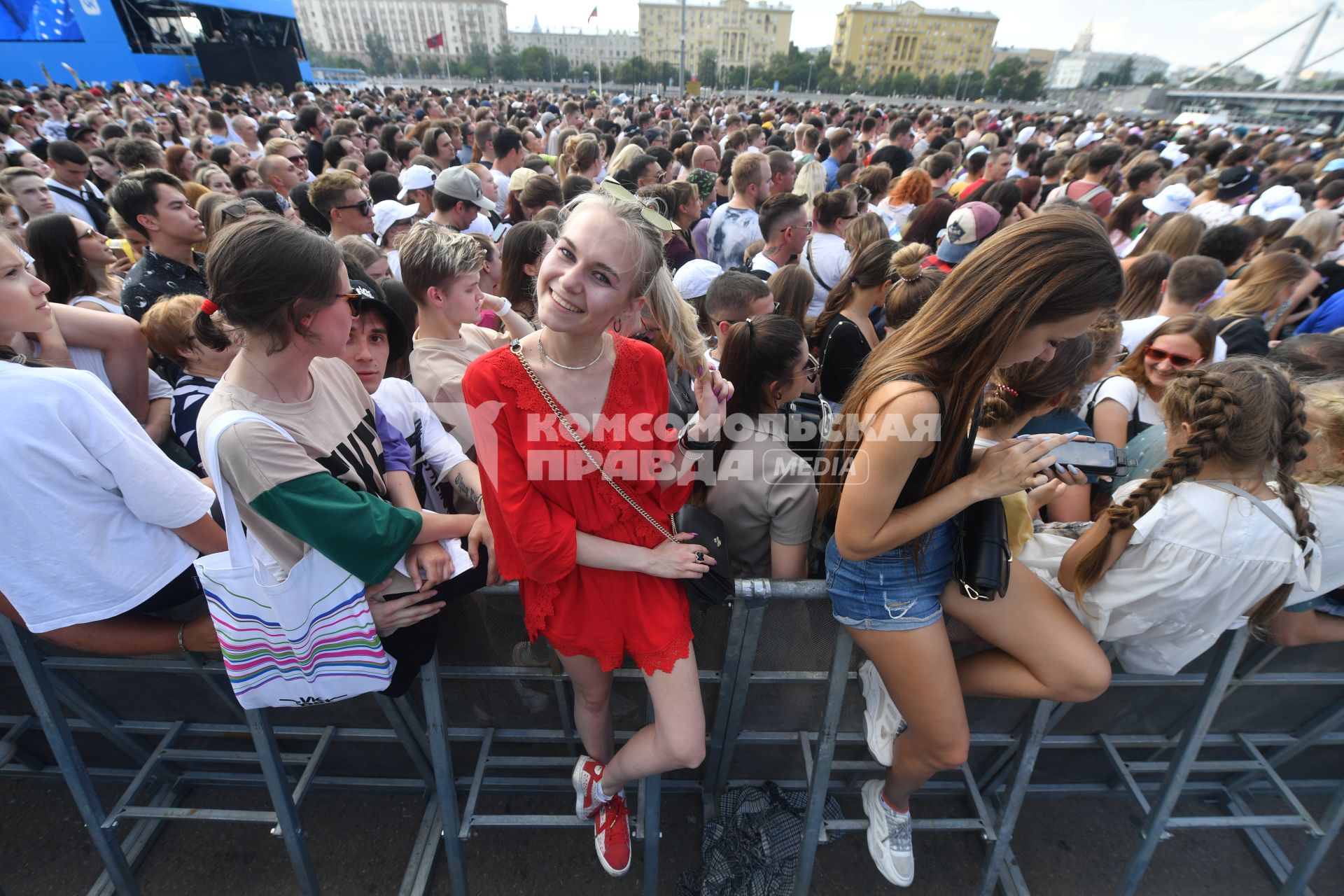 Москва. Посетители  на музыкальном фестивале VK Fest в Парке Горького .