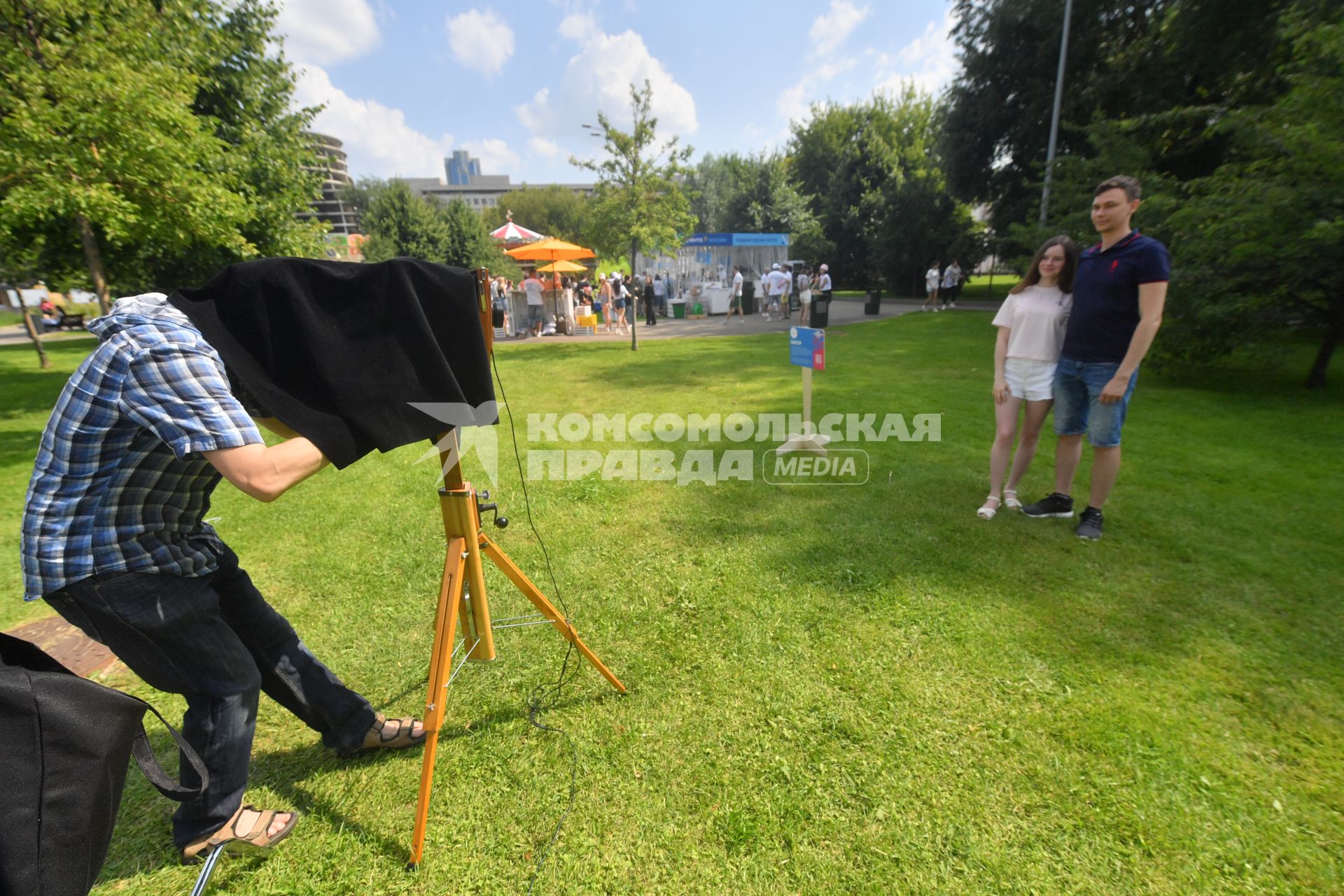 Москва. Посетители музыкального фестиваля VK Fest   на музыкальном фестивале VK Fest в Парке Горького .