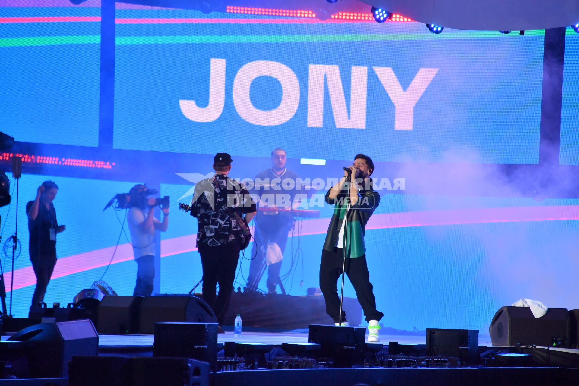 Москва. Певец Jony выступает   на музыкальном фестивале VK Fest в Парке Горького .