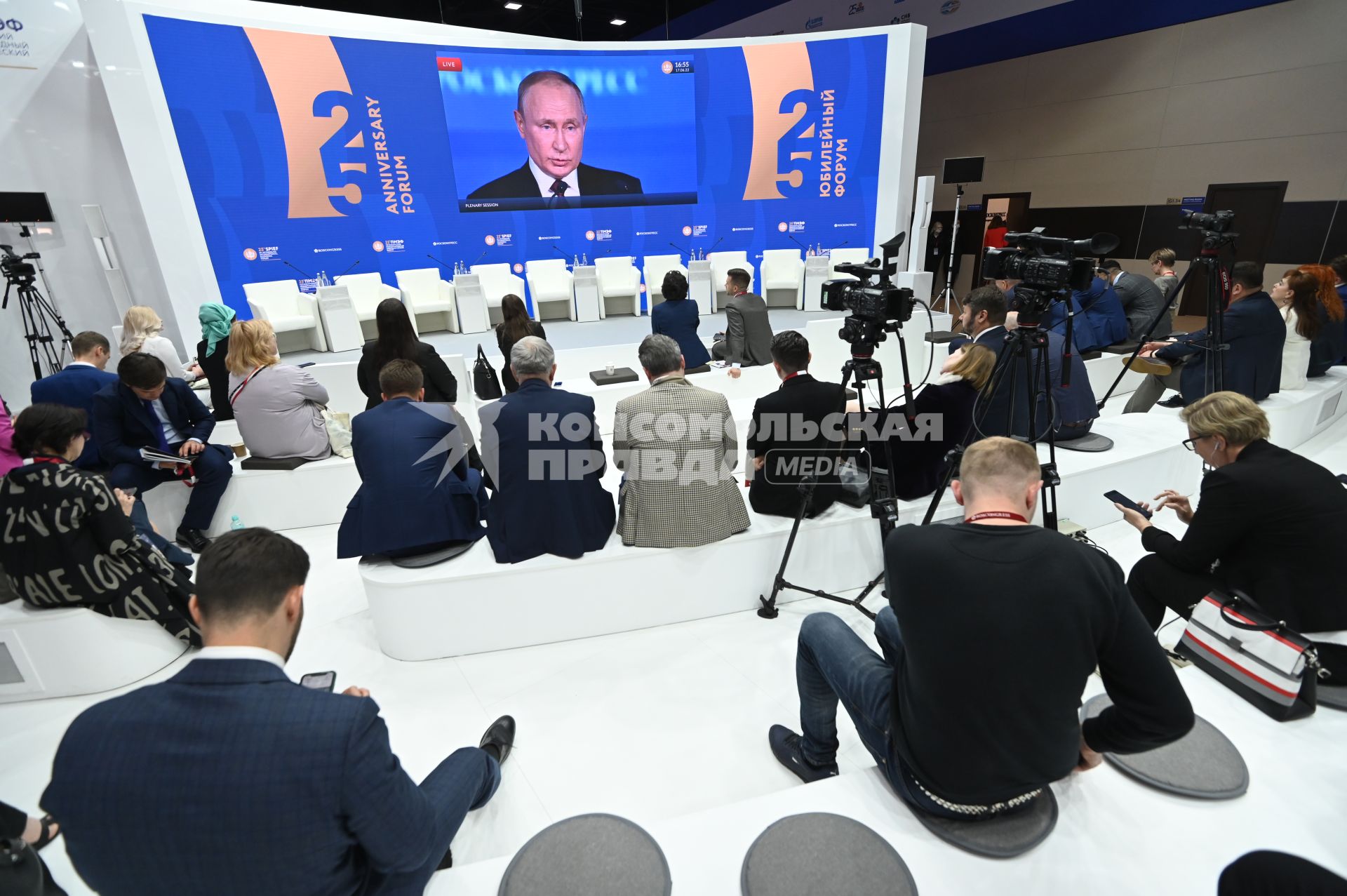 Санкт-Петербург. Экран с трансляцией выступления президента РФ Владимира Путина на пленарном заседании XXV Петербургского международного экономического форума.