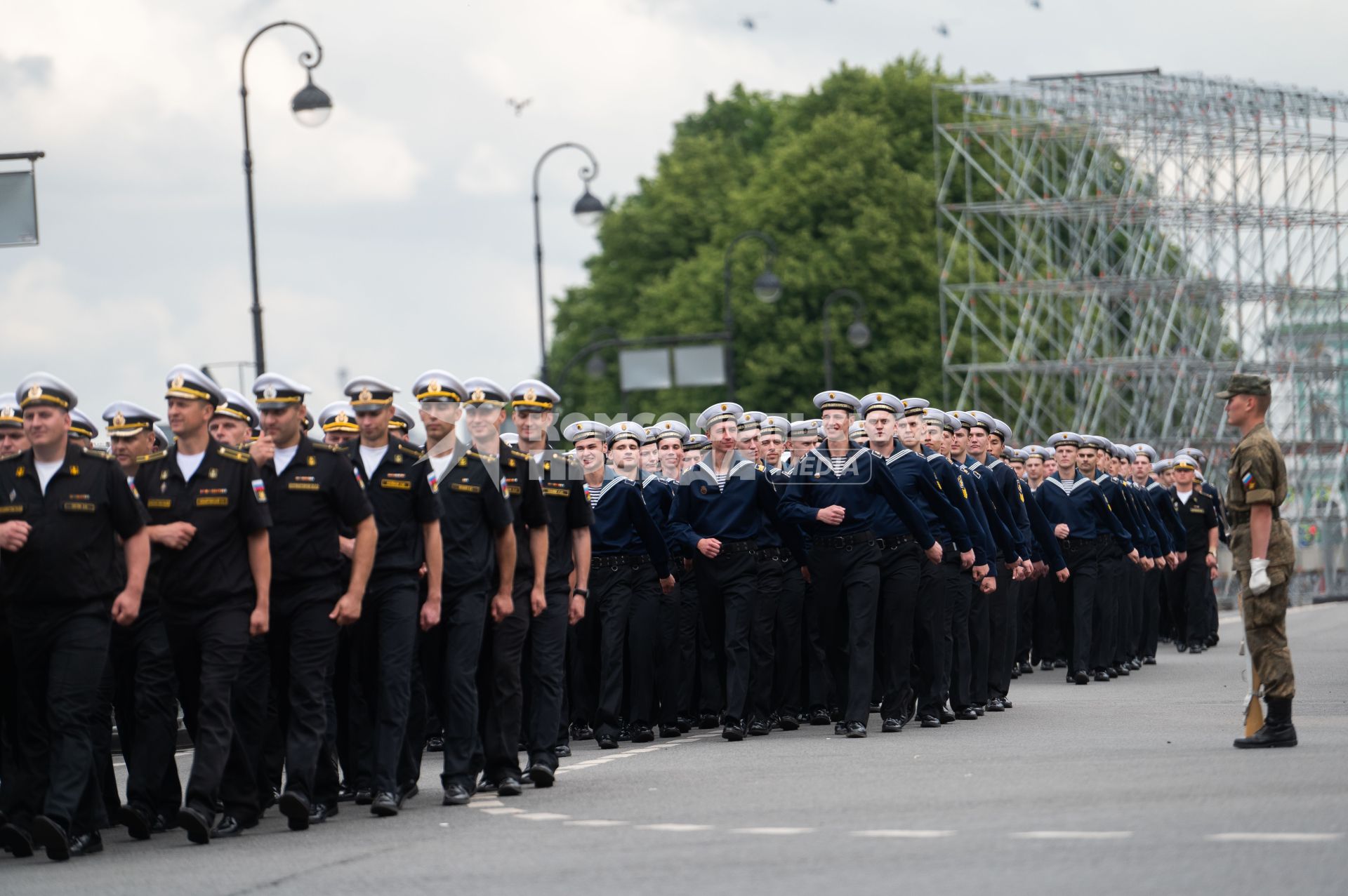 Санкт-Петербург.  Военнослужащие на репетиции морского парада ко Дню ВМФ.