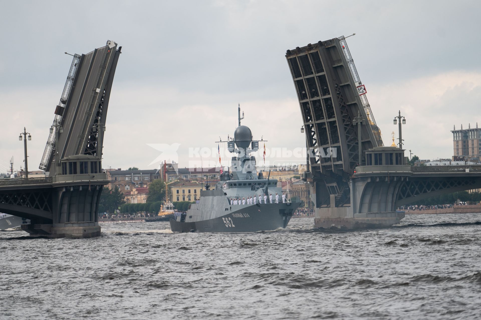 Санкт-Петербург.  Малый ракетный корабль  `Зеленый дом` 562  в акватории реки Невы на репетиции морского парада ко Дню ВМФ.