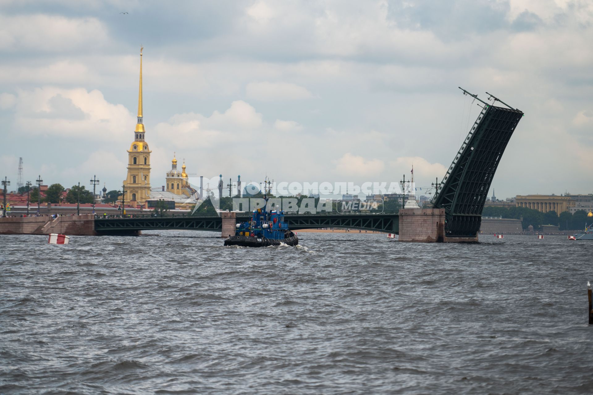 Санкт-Петербург.  Во время репетиции морского парада ко Дню ВМФ.