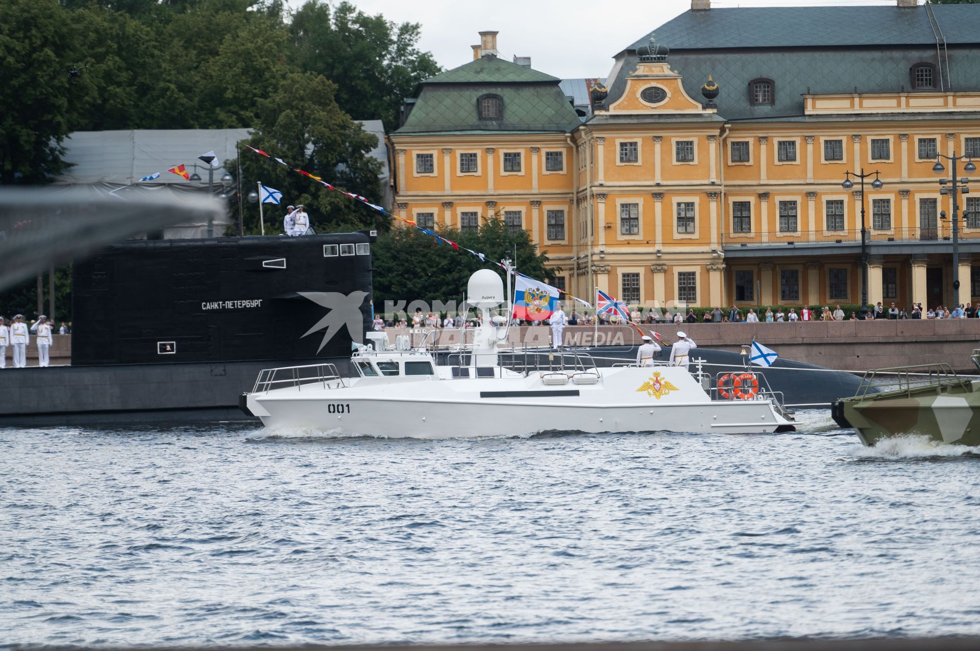 Санкт-Петербург.  Катер `Раптор`  оо1 в акватории реки Невы на репетиции морского парада ко Дню ВМФ.