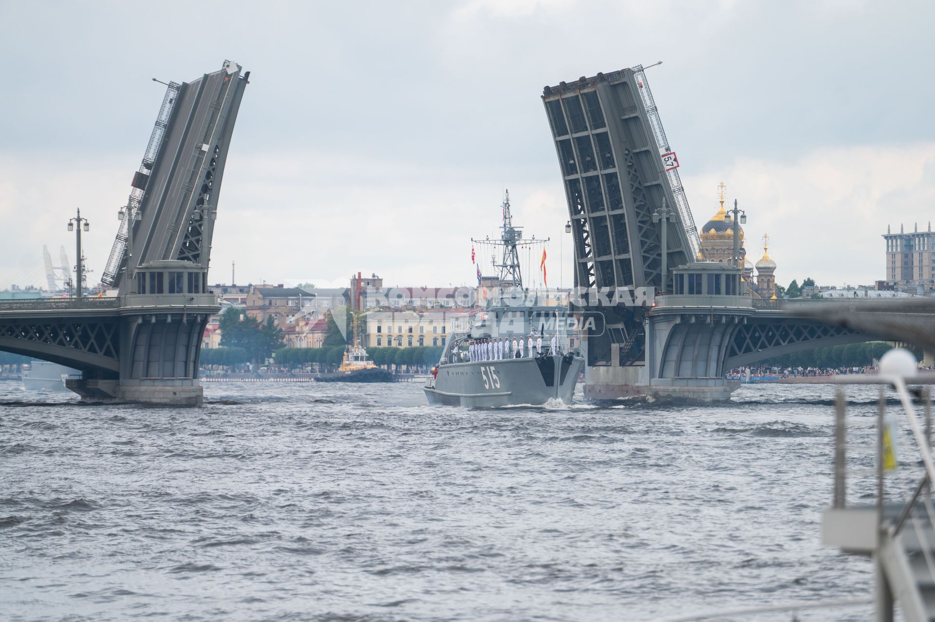 Санкт-Петербург.  Базовый тральщик `Павел Хенов`  в акватории реки Невы на репетиции морского парада ко Дню ВМФ.