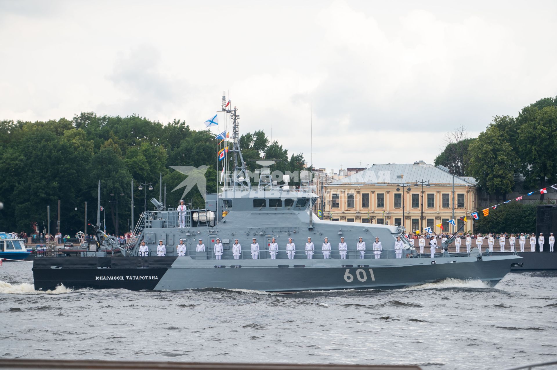 Санкт-Петербург.  Противодиверсионный катер \"Юнармеец Татарстана\" 601 в акватории реки Невы на репетиции морского парада ко Дню ВМФ.