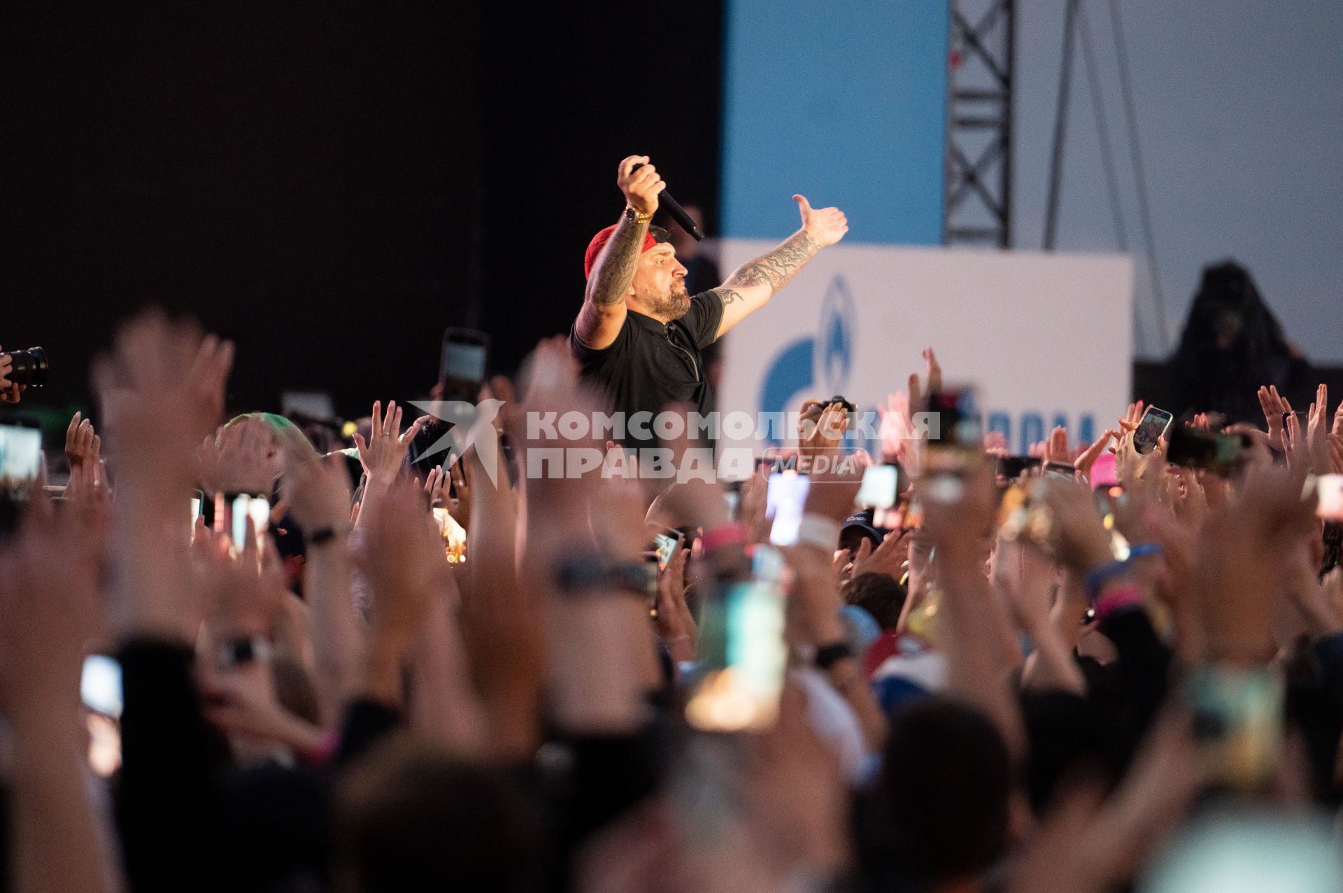 Санкт-Петербург. Рэпер Баста (Василий Вакуленко) во время выступления на музыкальном фестивале VK Fest в парке 300-летия Санкт-Петербурга.