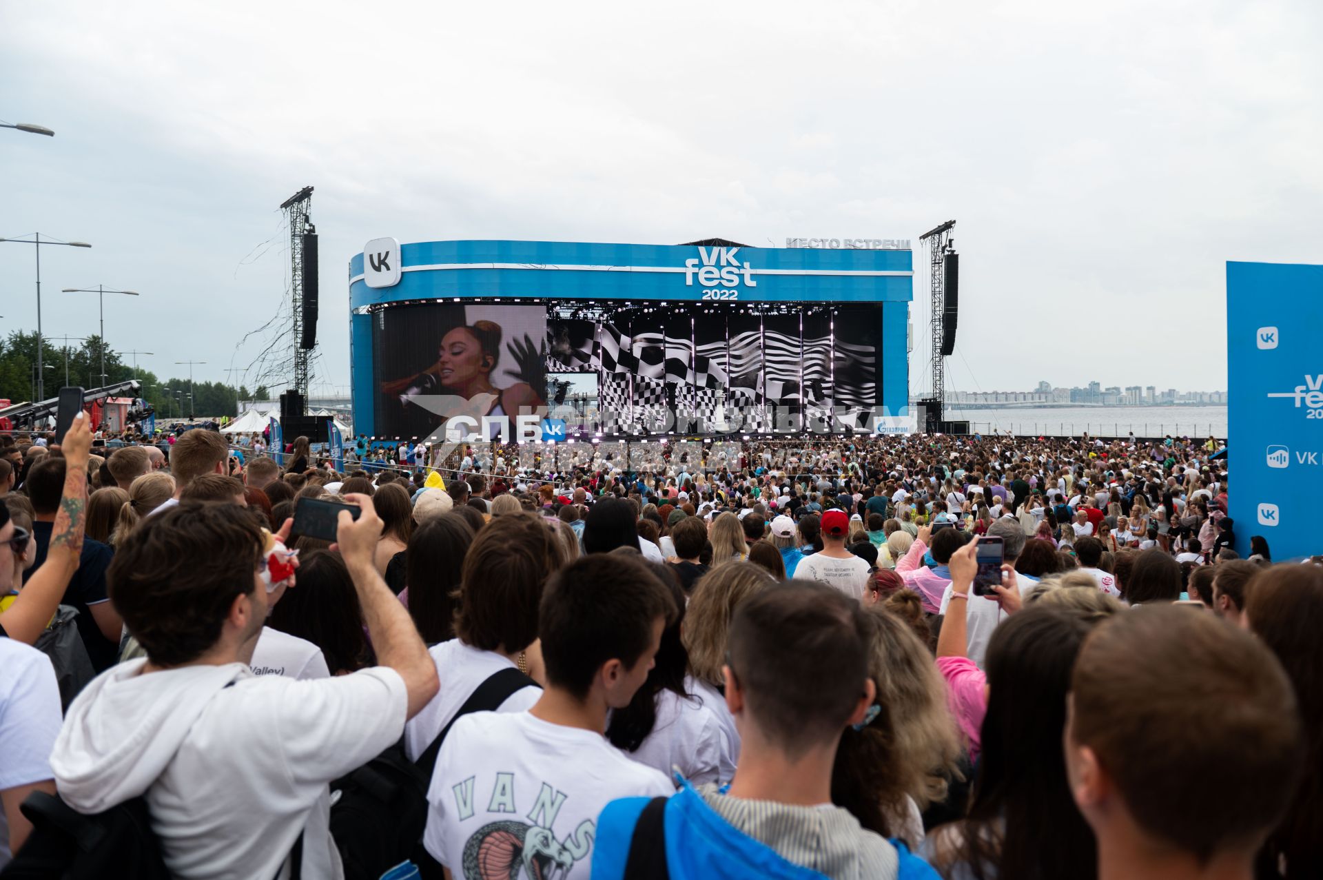 Санкт-Петербург. Зрители во время концерта в рамках фестиваля VK Fest в парке 300-летия Санкт-Петербурга.