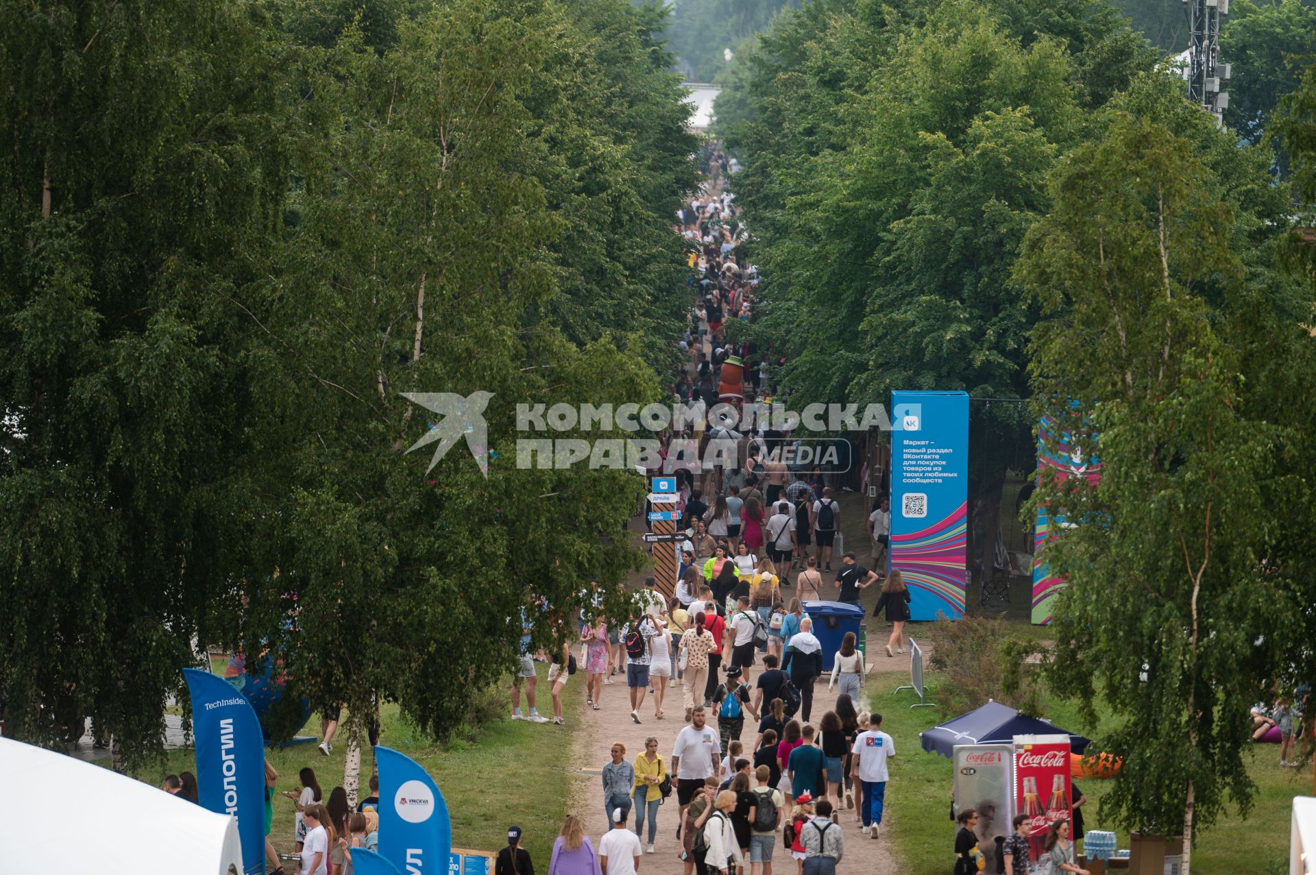 Санкт-Петербург. Посетители музыкального фестиваля VK Fest в парке 300-летия Санкт-Петербурга.