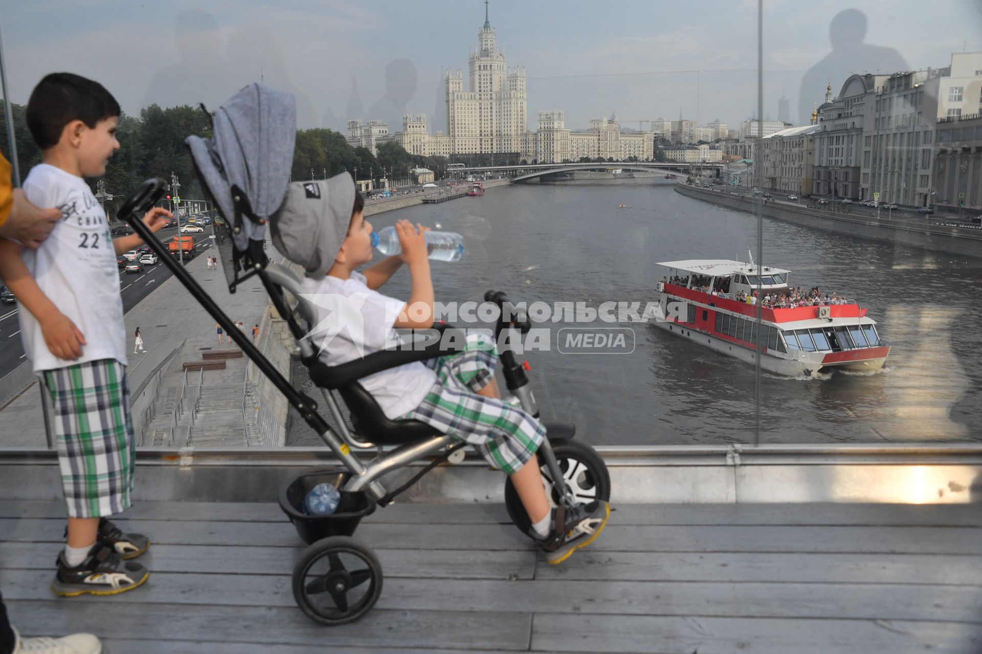 Москва. Ребенок  в коляске на Парящем мосту парка Зарядье.