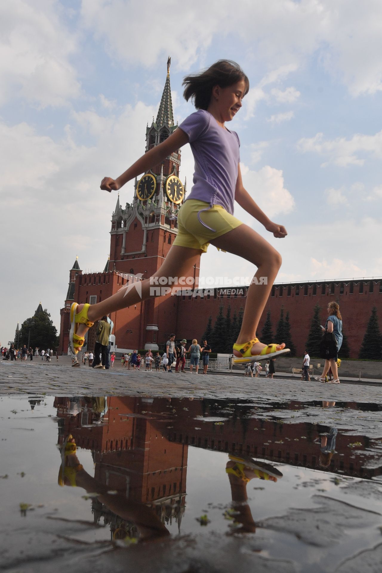 Москва.   Прохожие на  Красной площади.