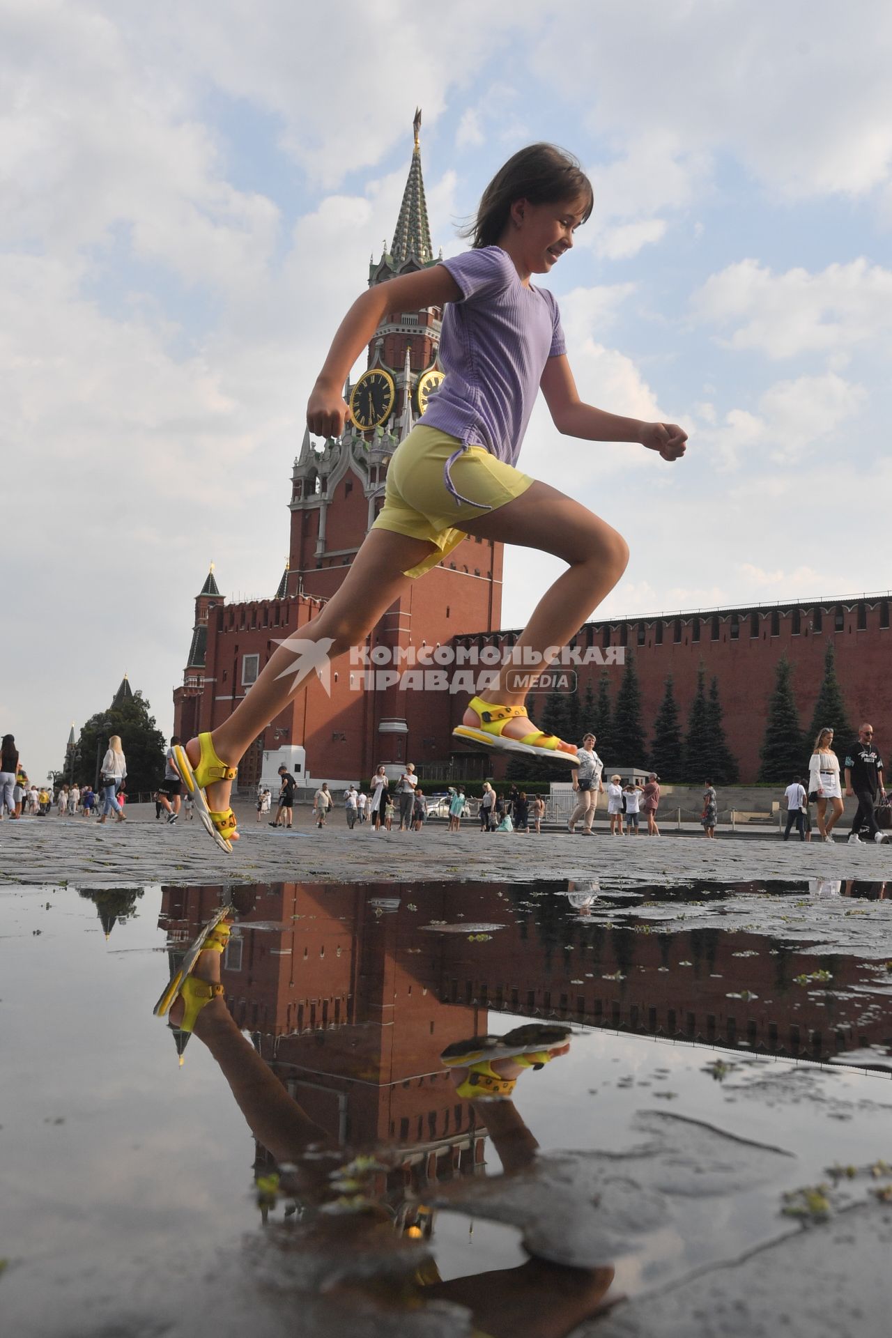 Москва.   Прохожие на  Красной площади.