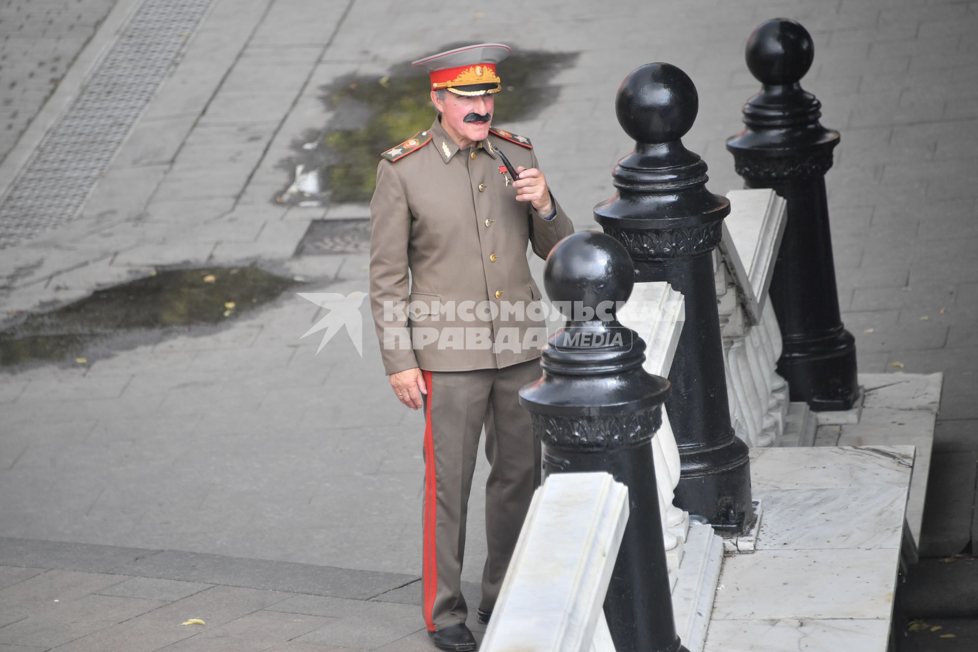 Москва.  Двойник Сталина на Манежной площади.