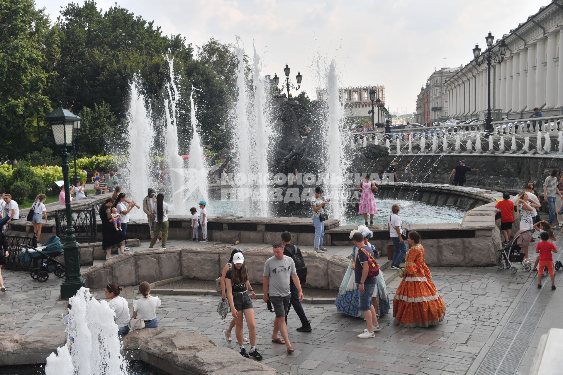 Москва.  Люди у фонтанов на Манежной полщади.