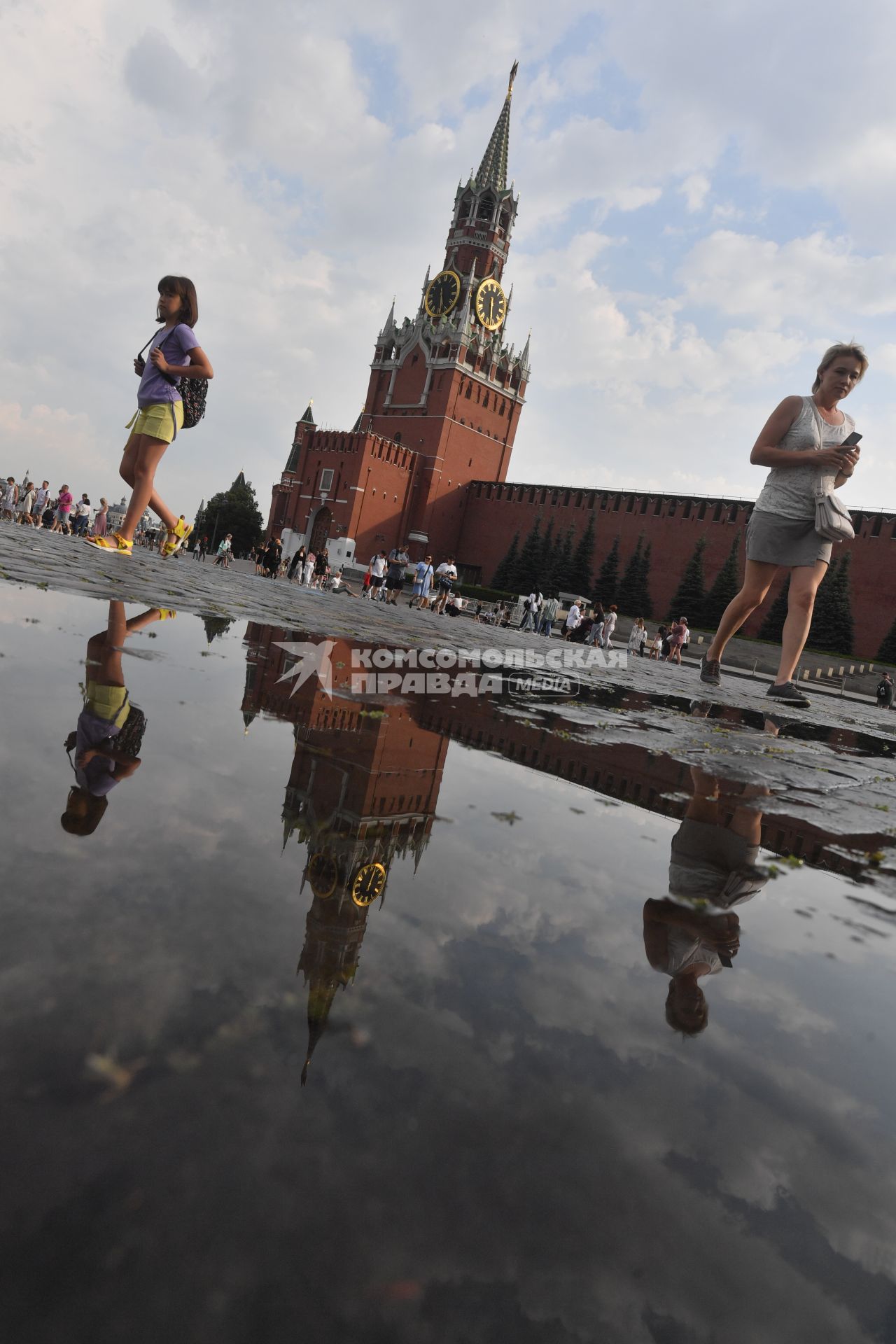 Москва.   Прохожие на  Красной площади.