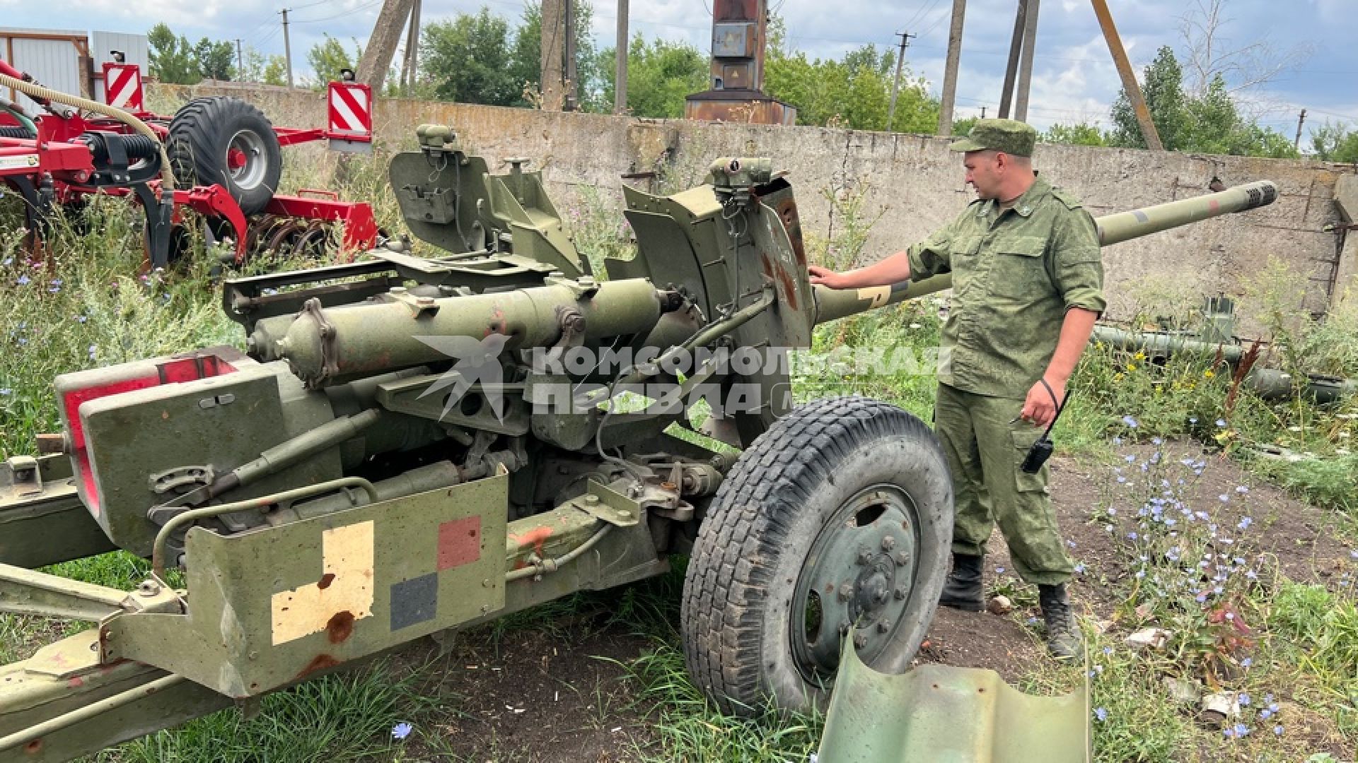 Луганская область. Боец ремонтной роты 7 бригады 2 армейского корпуса ЛНР у трофейной украинской пушки на территории ремонтной базы ЛНР.