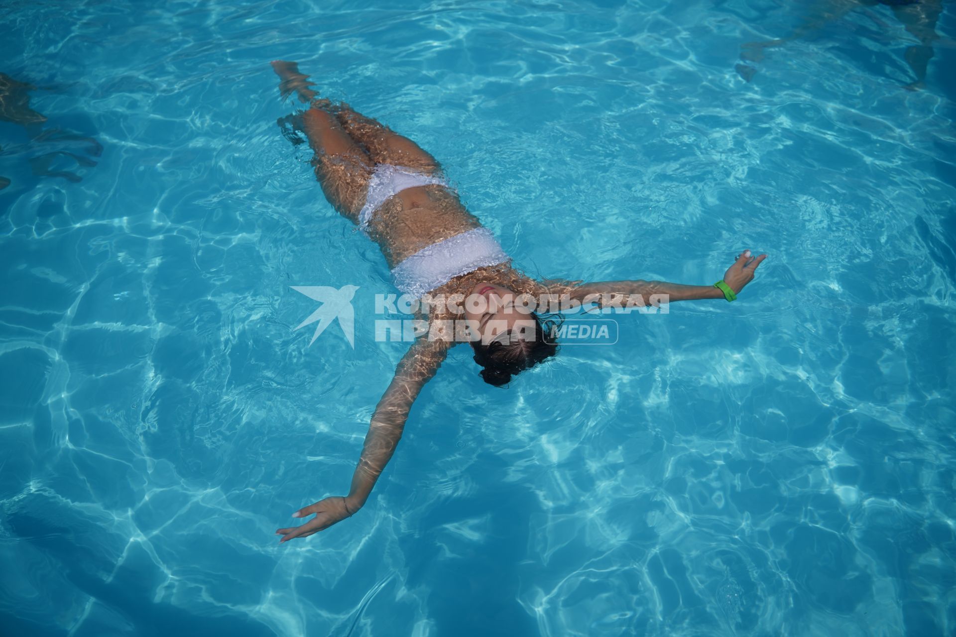 Самара. Девушка плавает в бассейне.