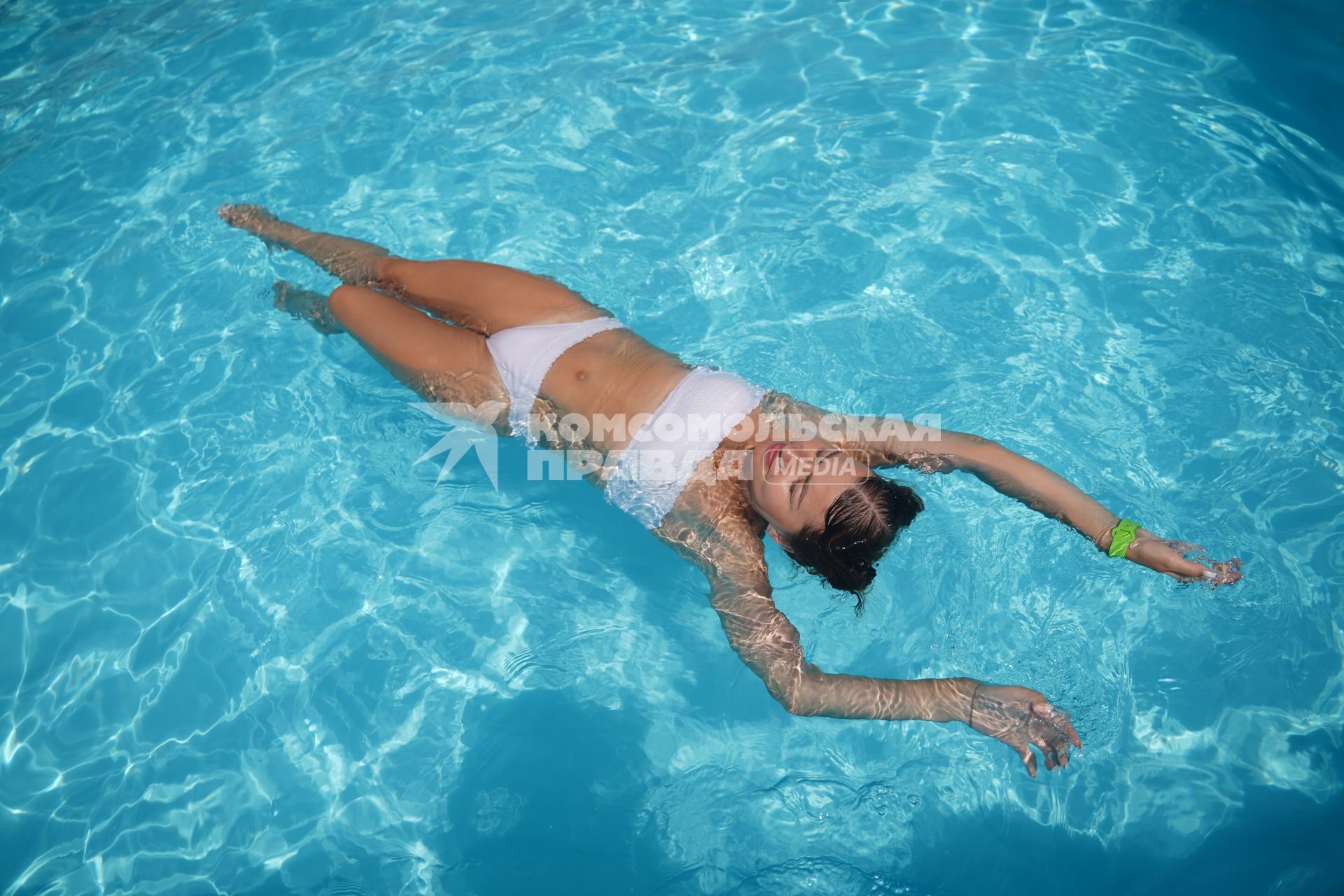 Самара. Девушка плавает в бассейне.