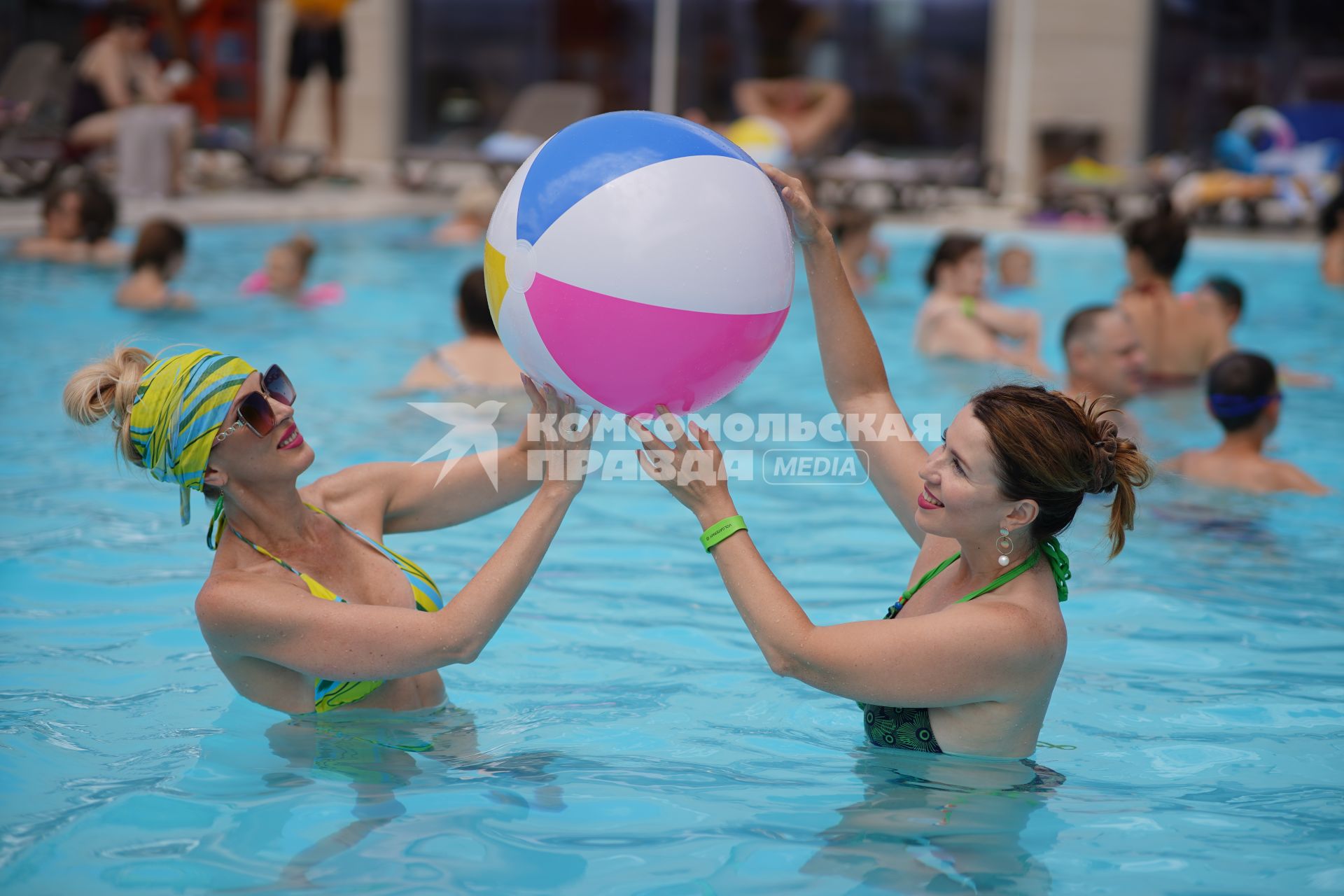 Самара. Девушки с надувным мячом плавают в бассейне.