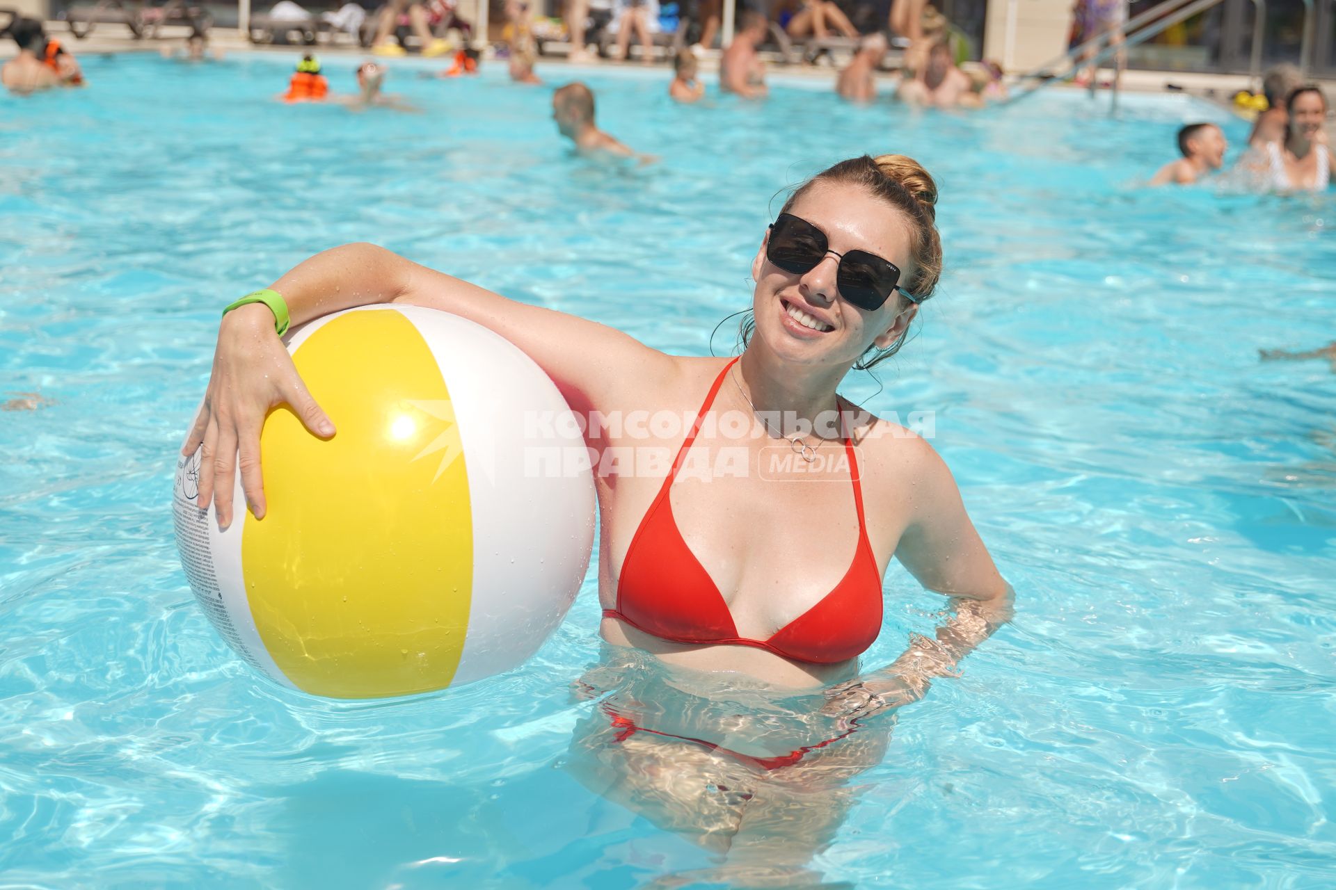 Самара. Девушка с надувным мячом плавает в бассейне.